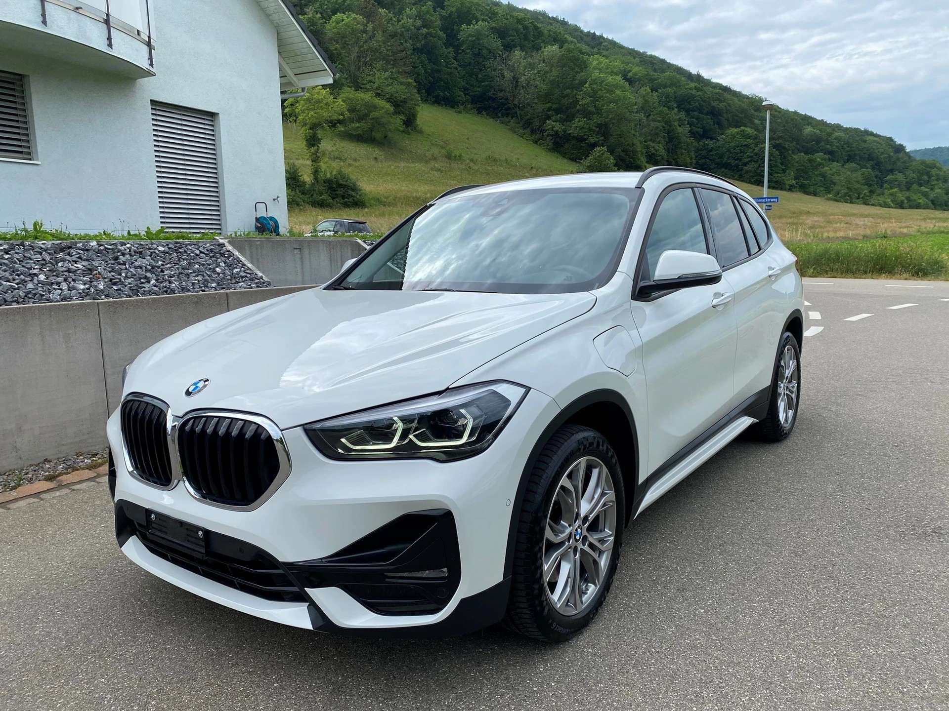BMW X1 xDrive 25e Sport Line * Hybrid Benzin / Elektro * 220 PS-image-2