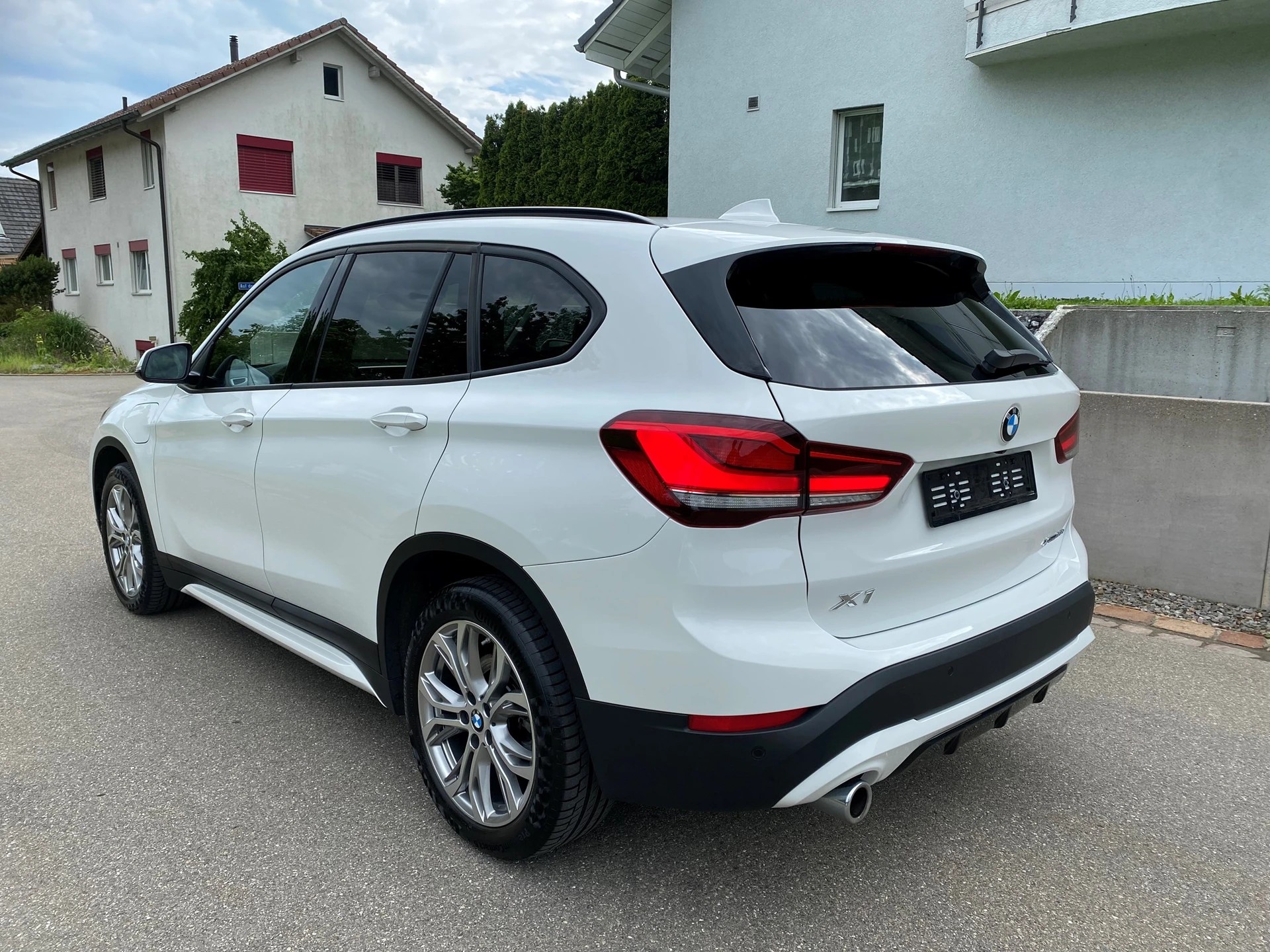 BMW X1 xDrive 25e Sport Line * Hybrid Benzin / Elektro * 220 PS-image-3
