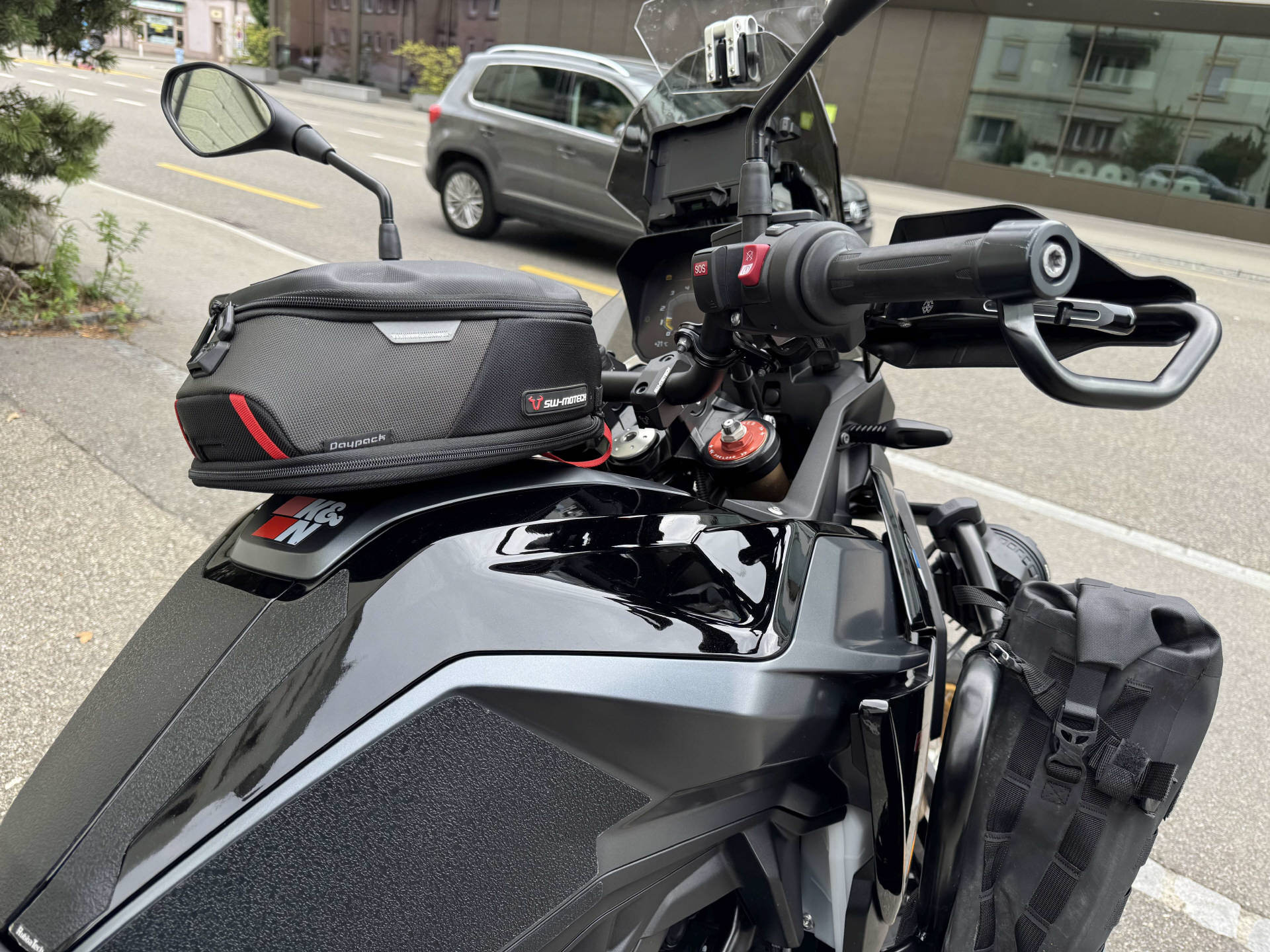 BMW F 900 GS-image-9