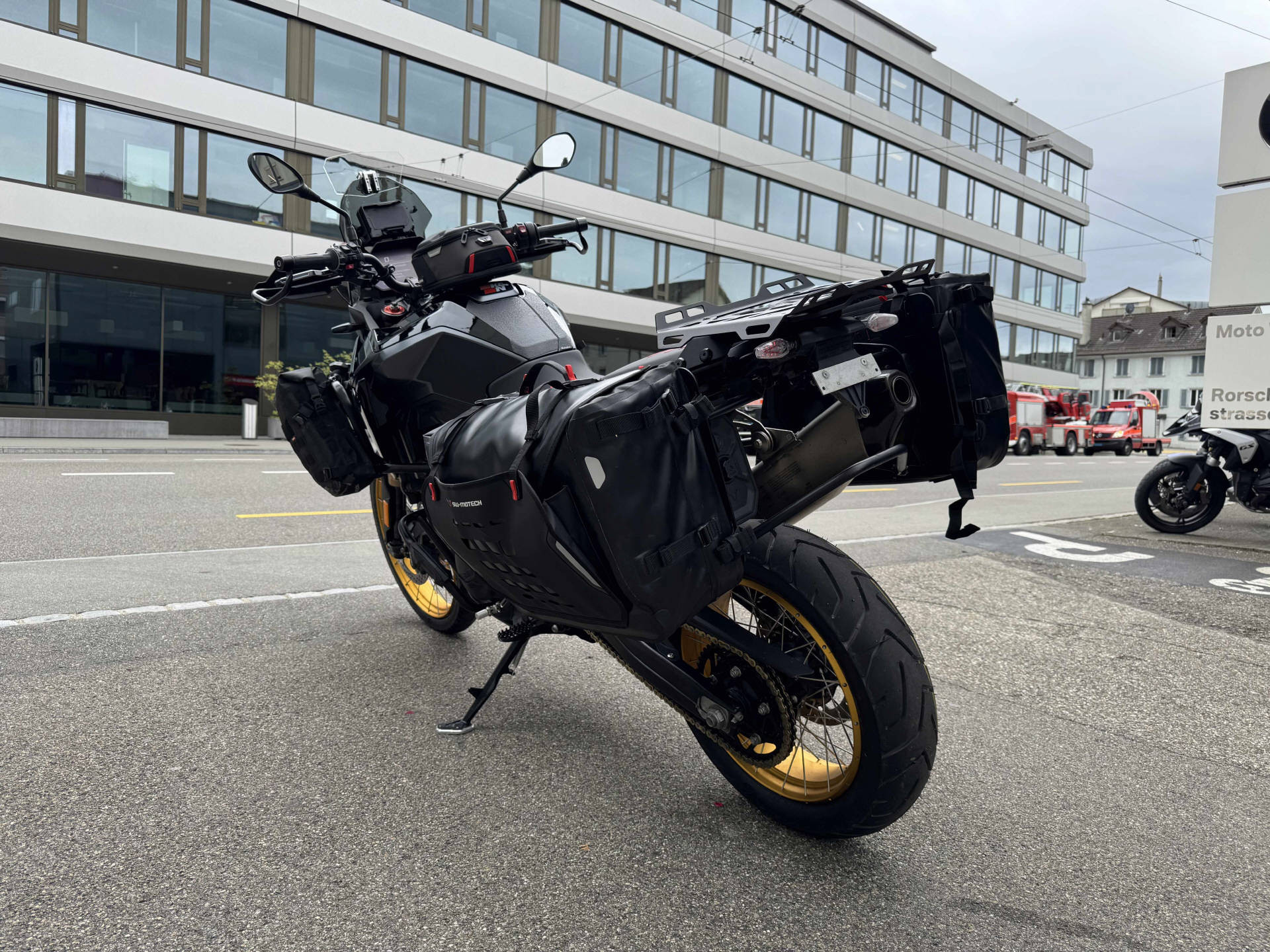 BMW F 900 GS-showroom-element-2