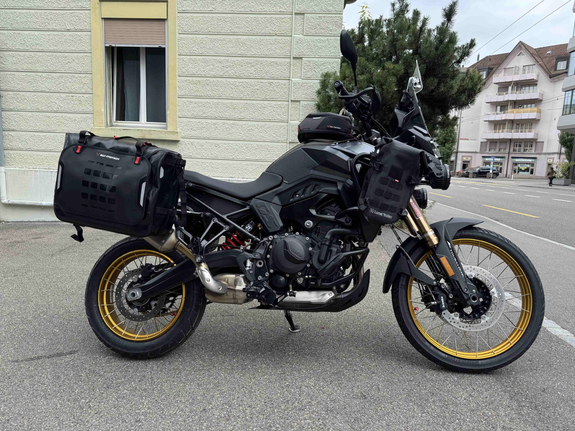 BMW F 900 GS-image-4