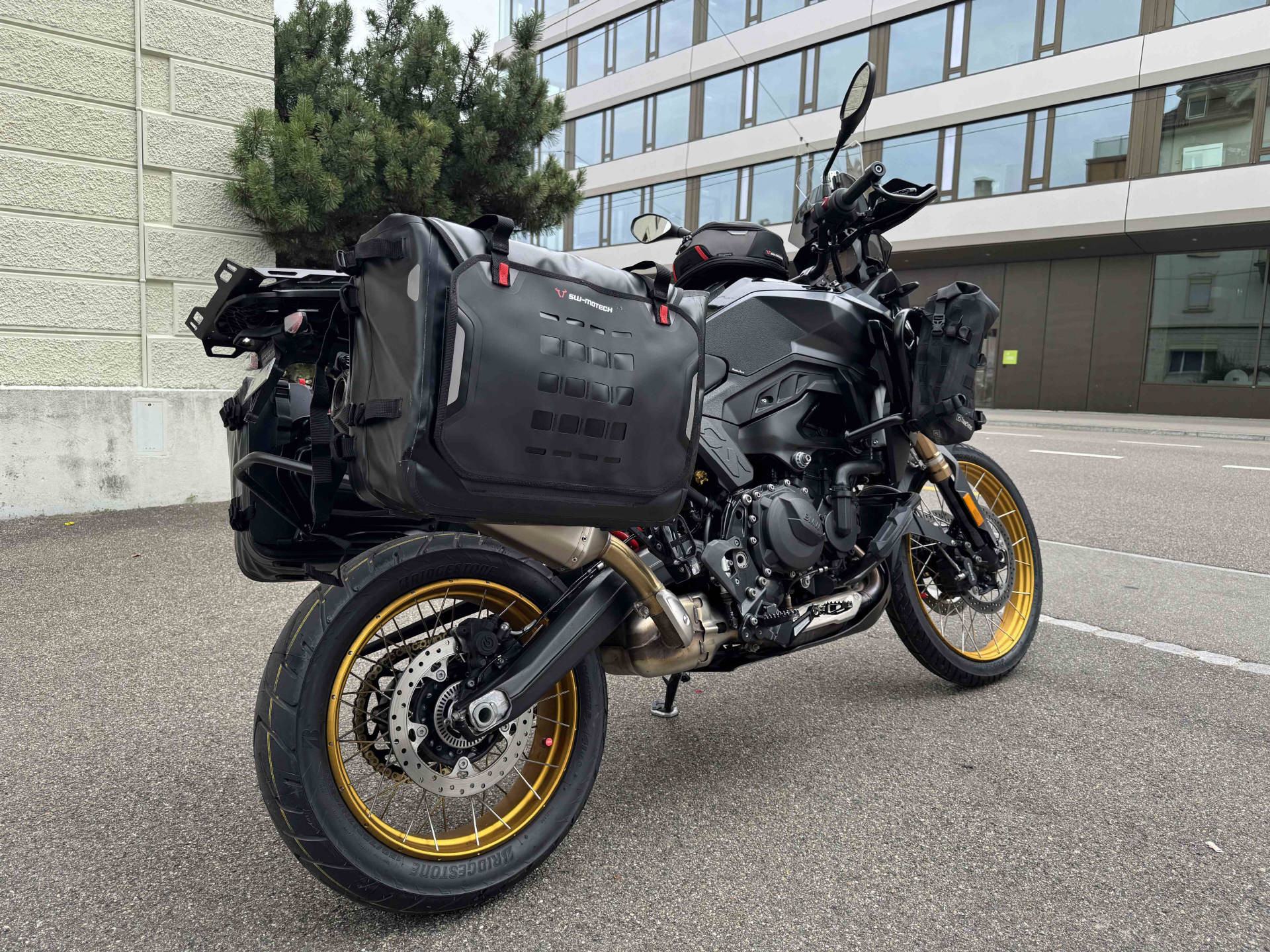 BMW F 900 GS-showroom-element-3