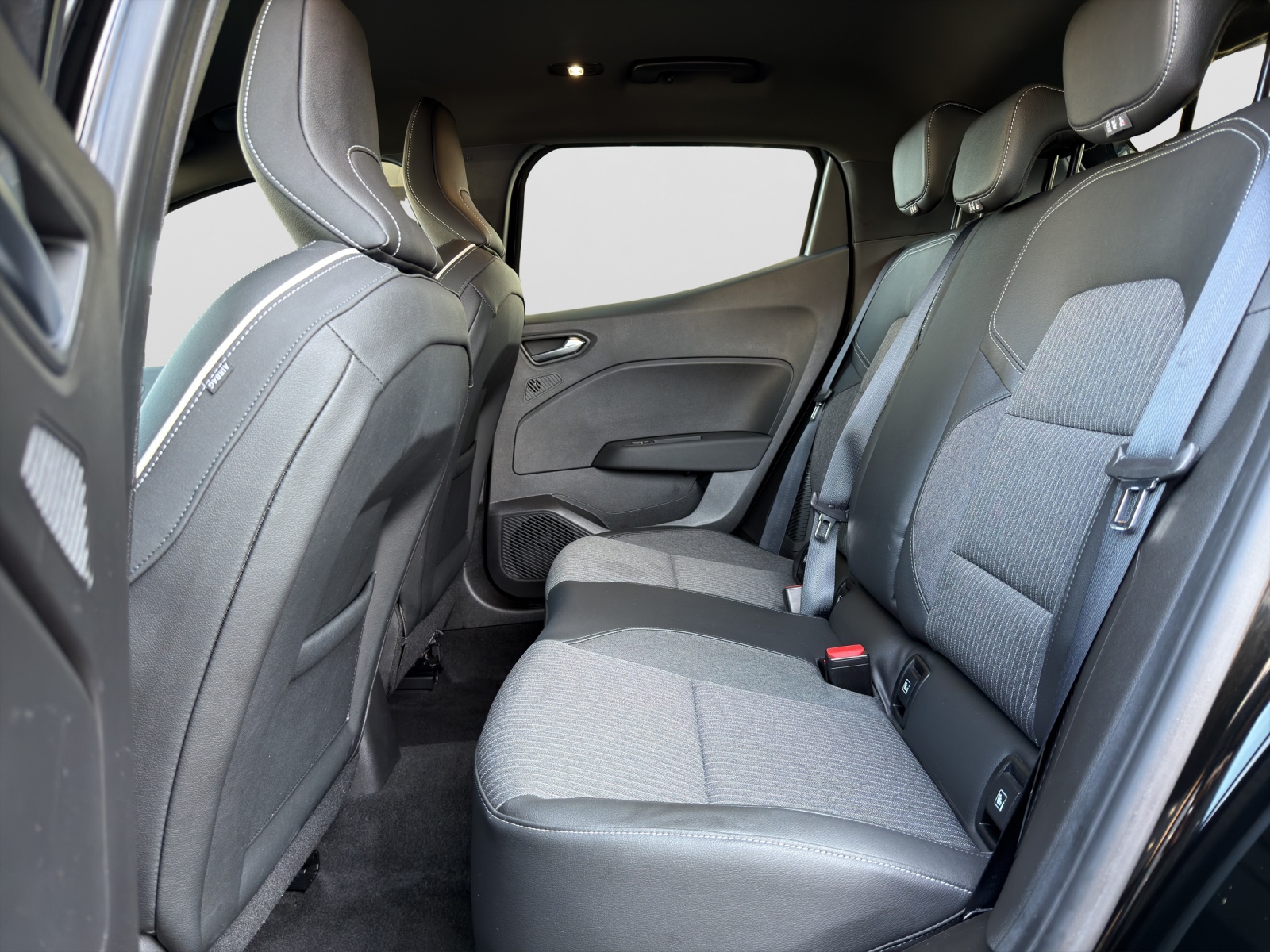 RENAULT Clio 1.6 E-Tech Intens-image-9