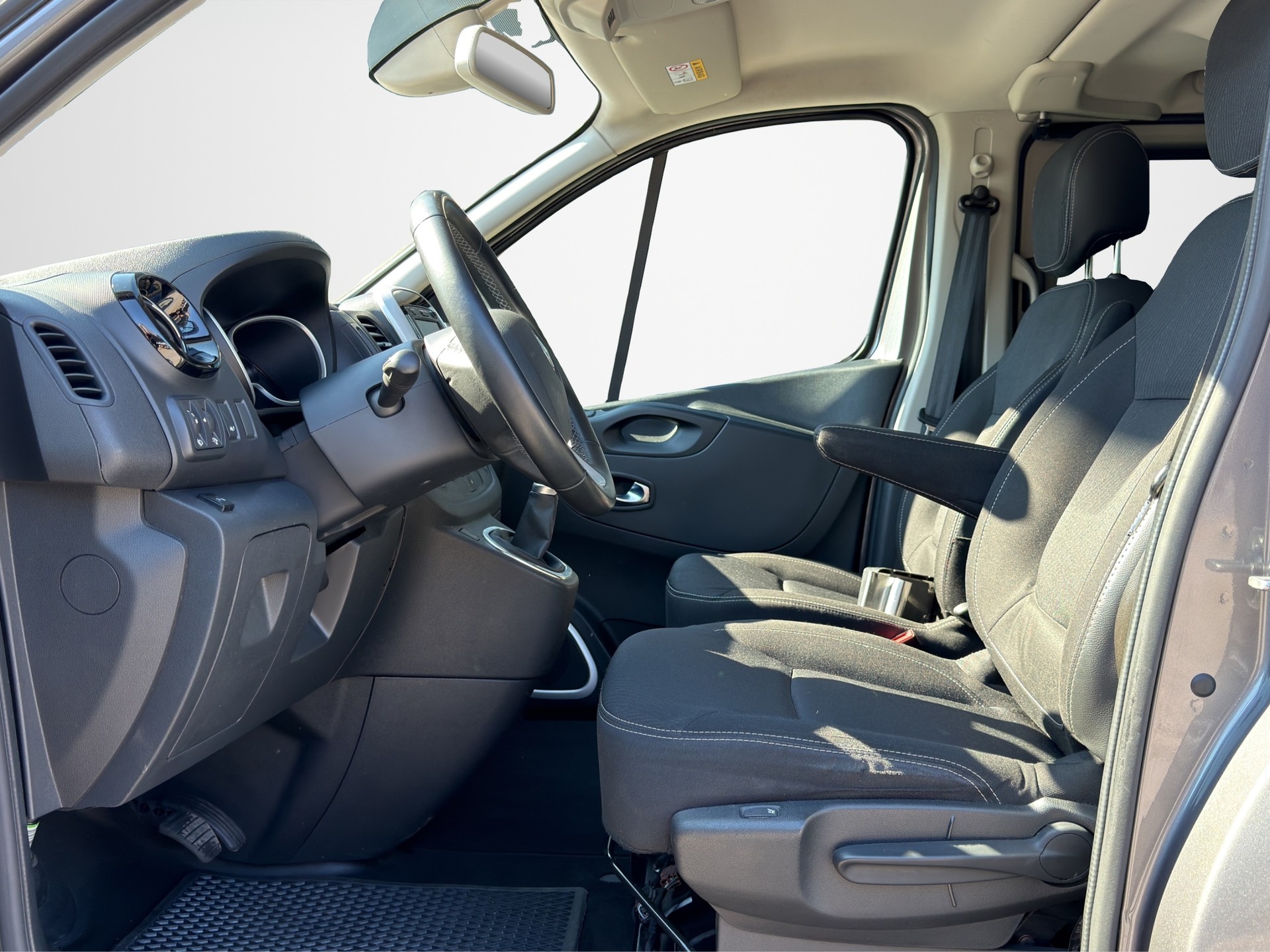 RENAULT TRAFIC-image-8