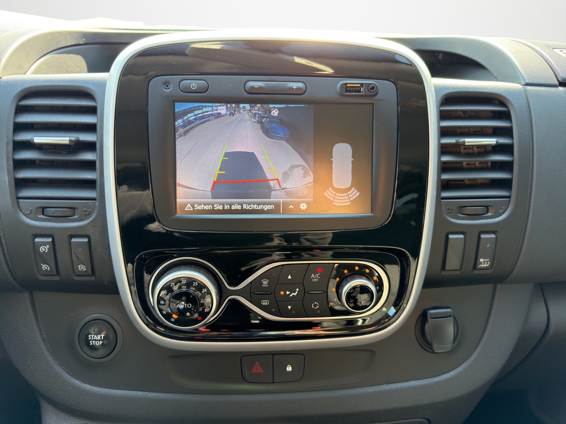 RENAULT TRAFIC-image-11
