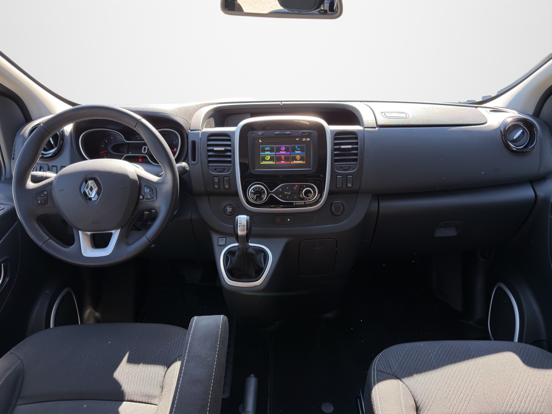 RENAULT TRAFIC-image-12