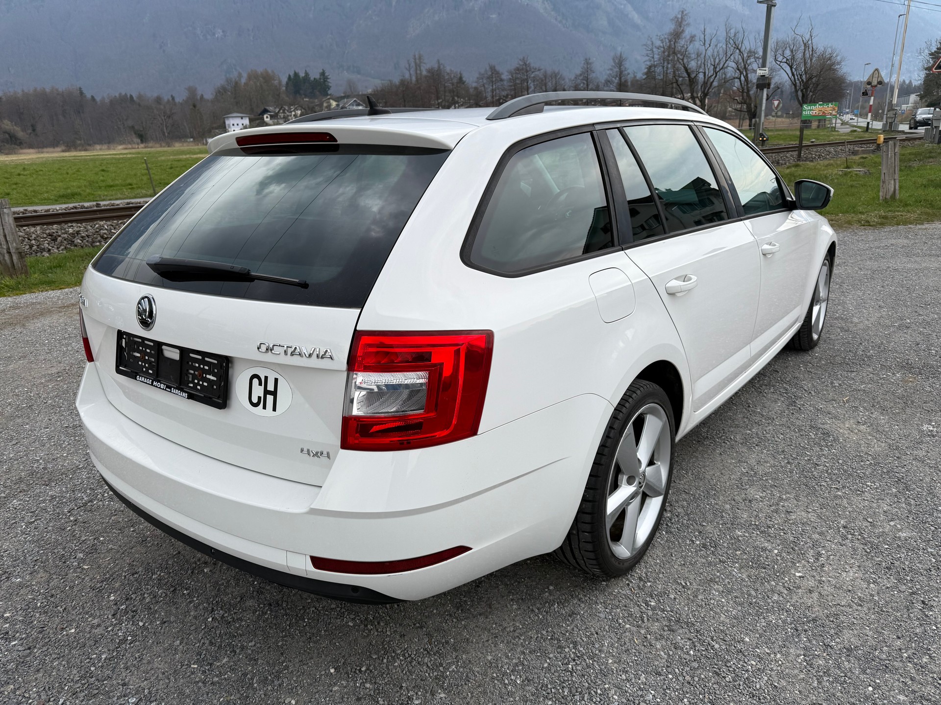 SKODA Octavia Combi 2.0 TDI Ambition 4x4-image-4