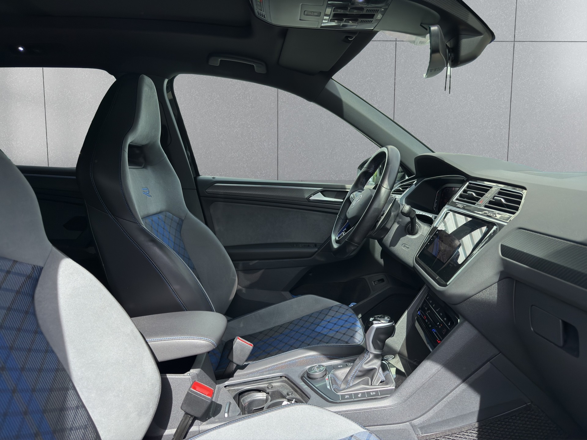 VW Tiguan 2.0TSI R 4Motion DSG-image-10