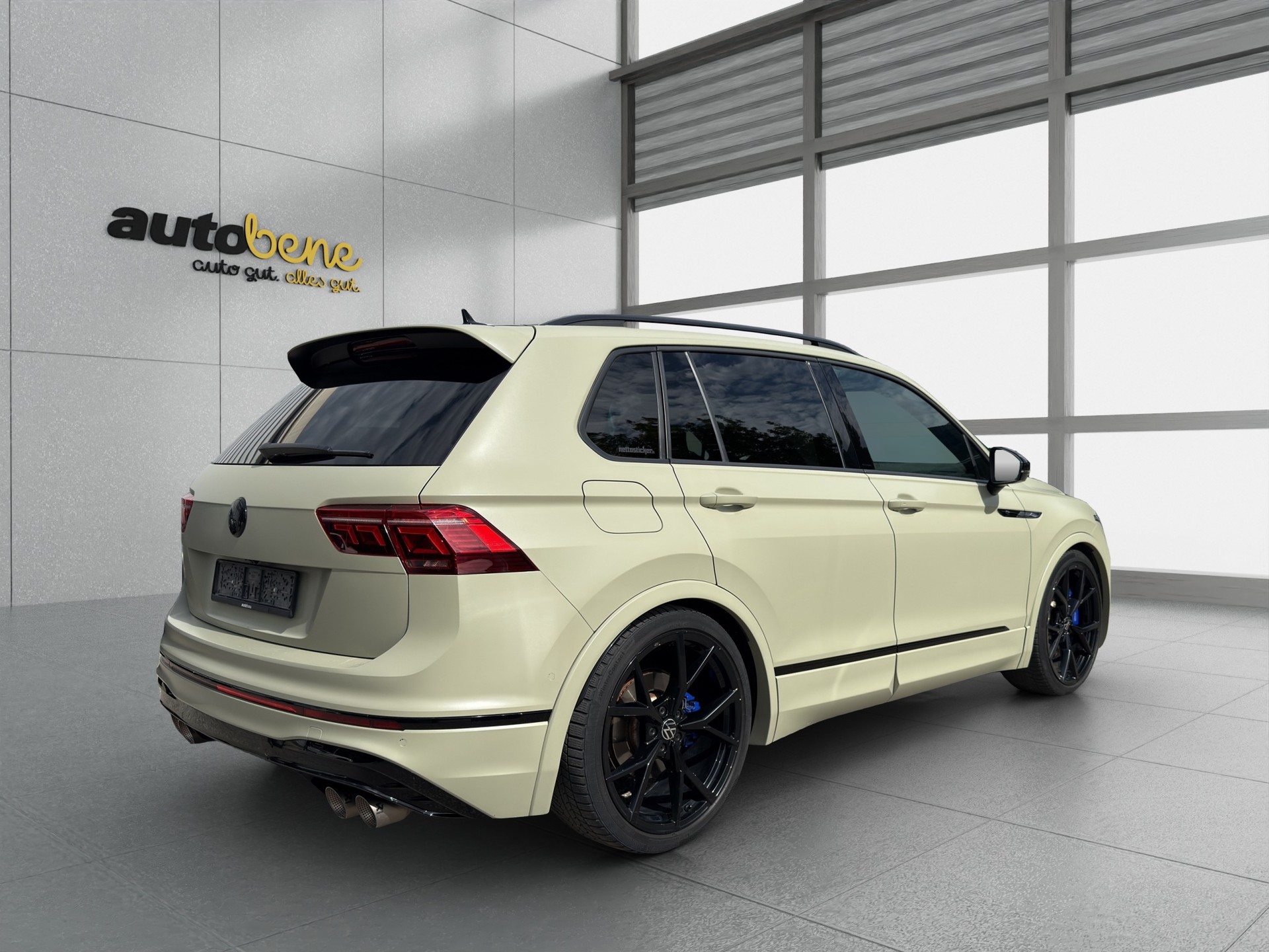 VW Tiguan 2.0TSI R 4Motion DSG-image-4