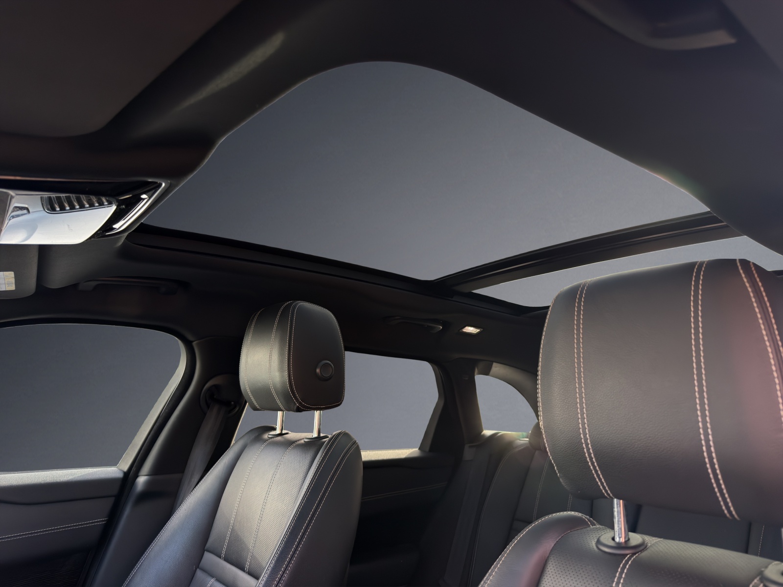LAND ROVER Range Rover Velar R-Dynamic P 300 Automatic-image-13