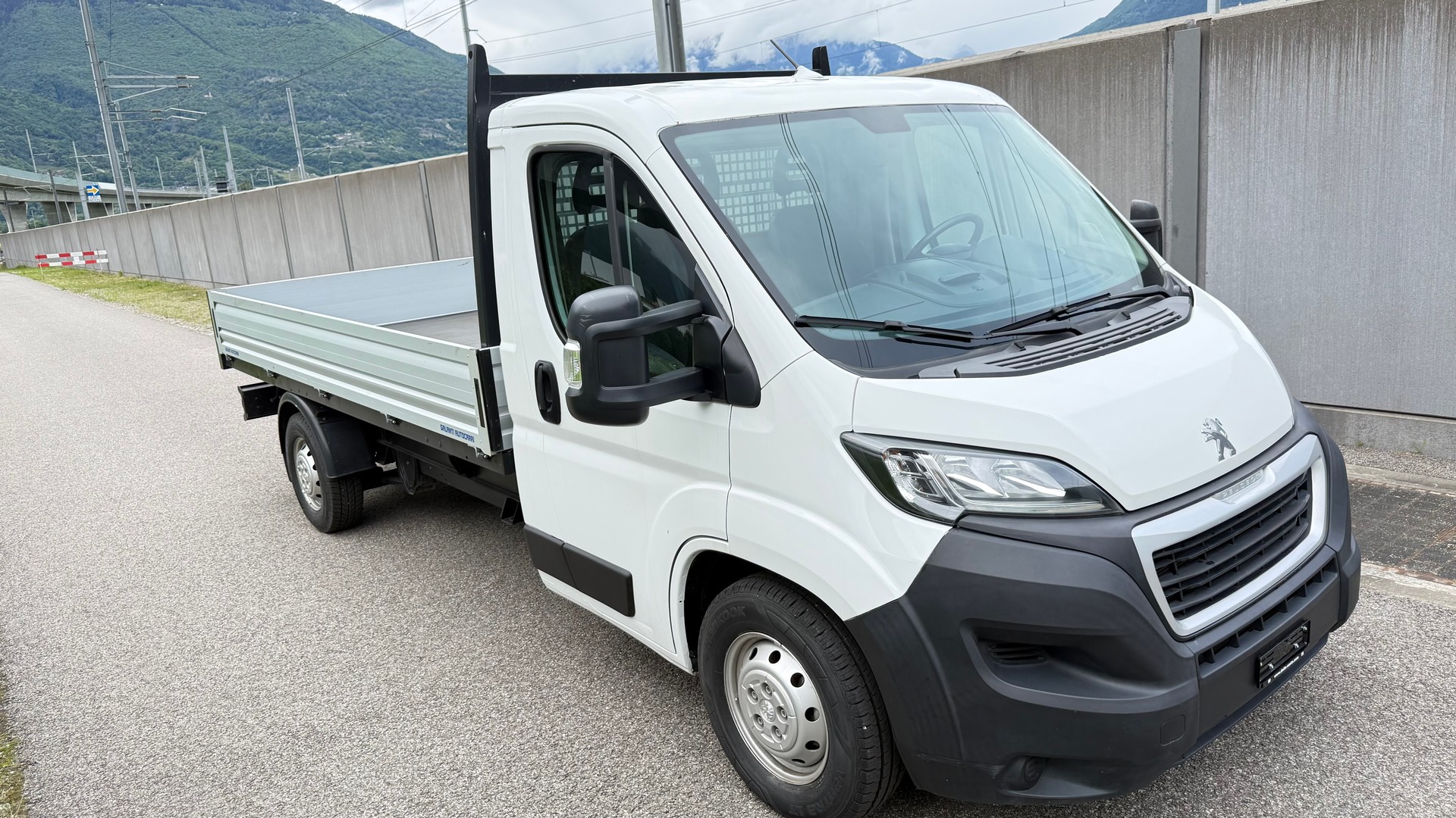 PEUGEOT Boxer 2.2 HDI 335 Pro L2-image-1