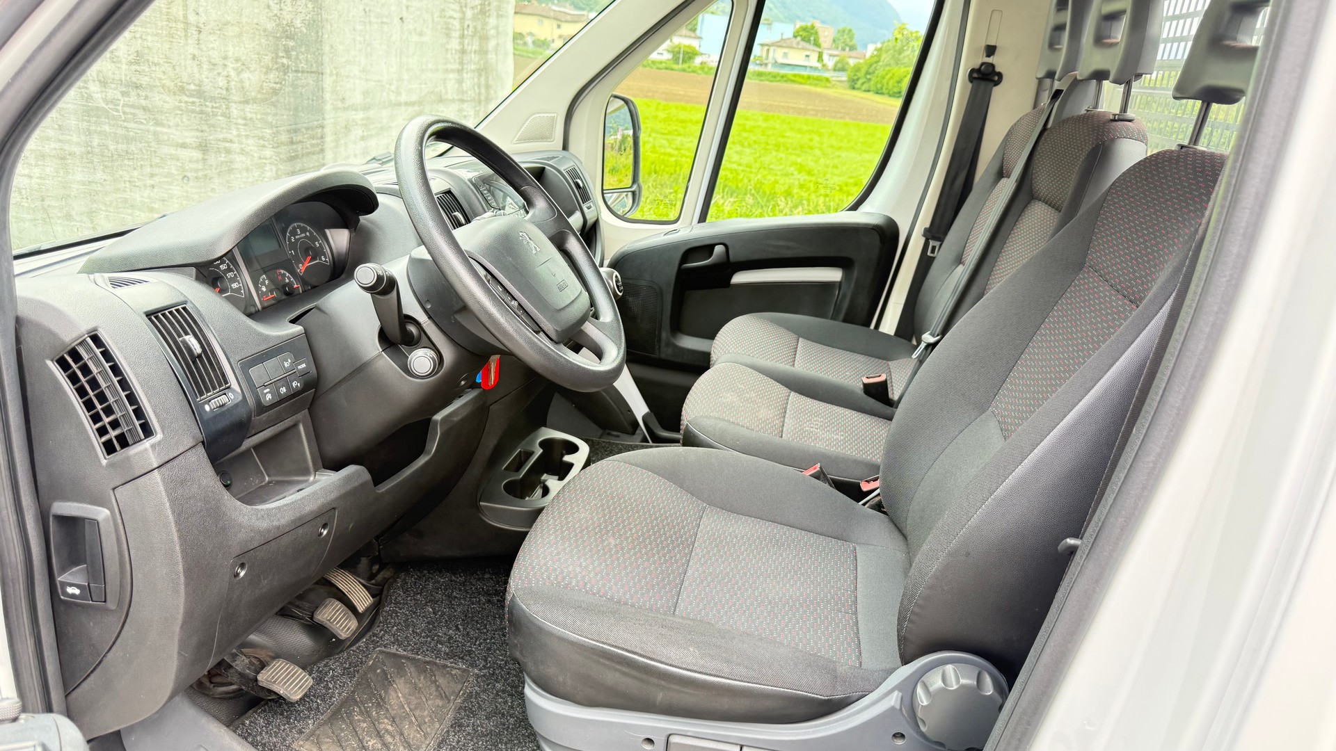 PEUGEOT Boxer 2.2 HDI 335 Pro L2-image-5
