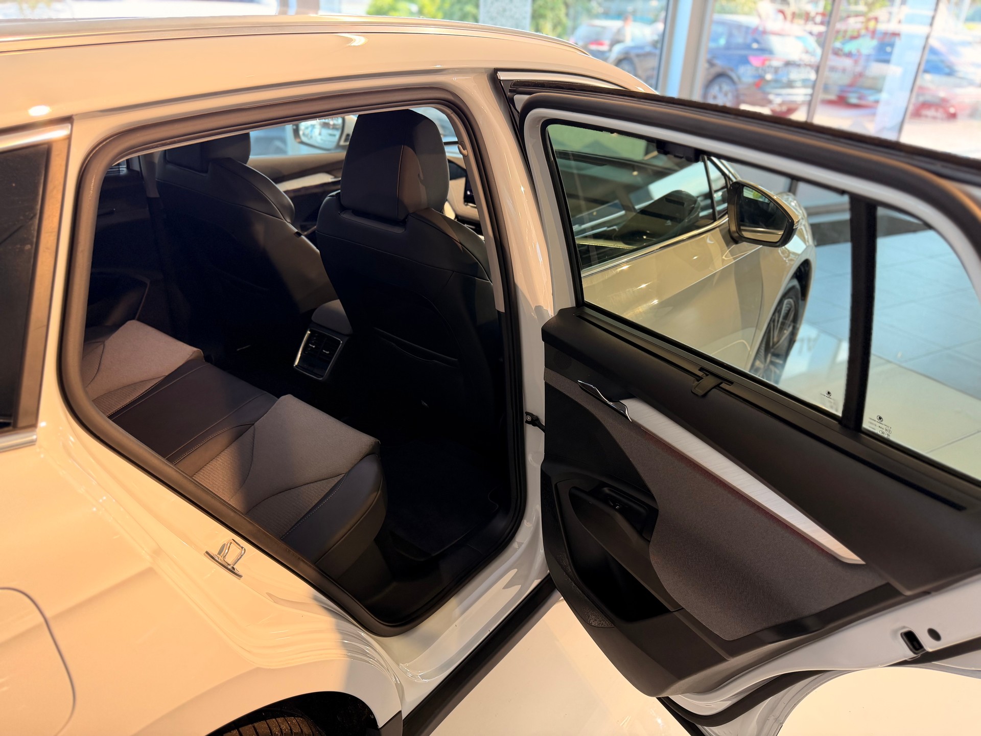SKODA Enyaq iV 80-image-17