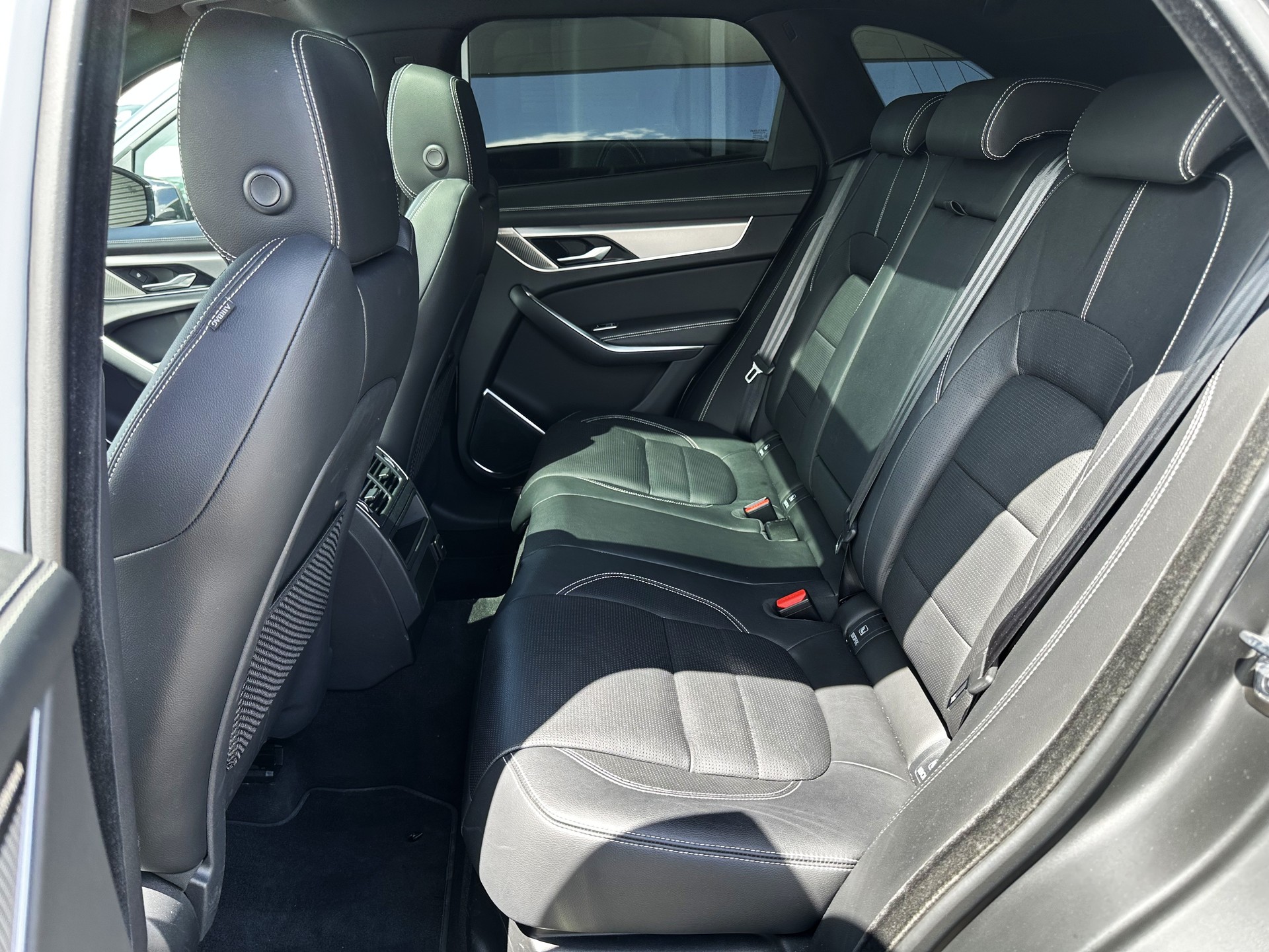 JAGUAR F-Pace 2.0 I4 250 R-Dynamic SE AWD / CH-Auslieferung-image-8