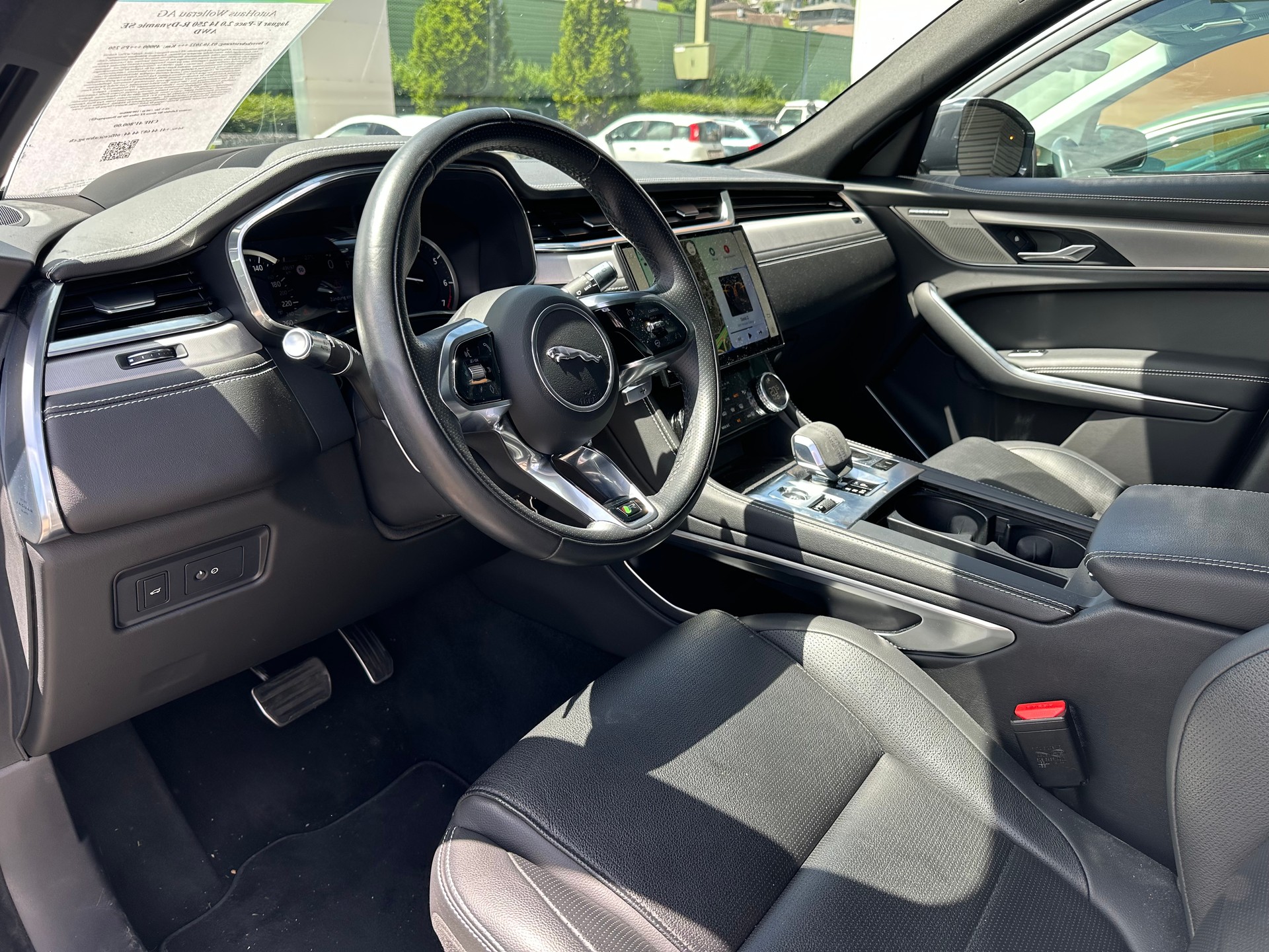 JAGUAR F-Pace 2.0 I4 250 R-Dynamic SE AWD / CH-Auslieferung-image-9