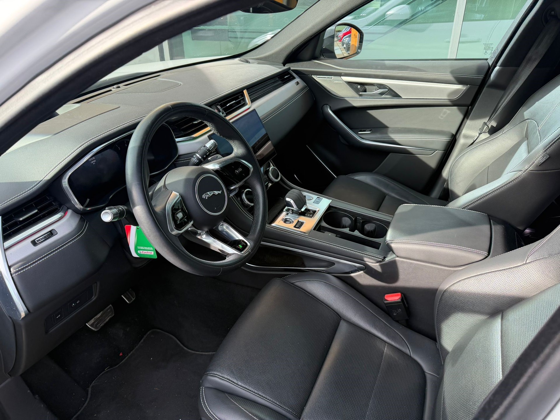 JAGUAR F-Pace 2.0 I4 250 R-Dynamic SE AWD / CH-Auslieferung-image-5