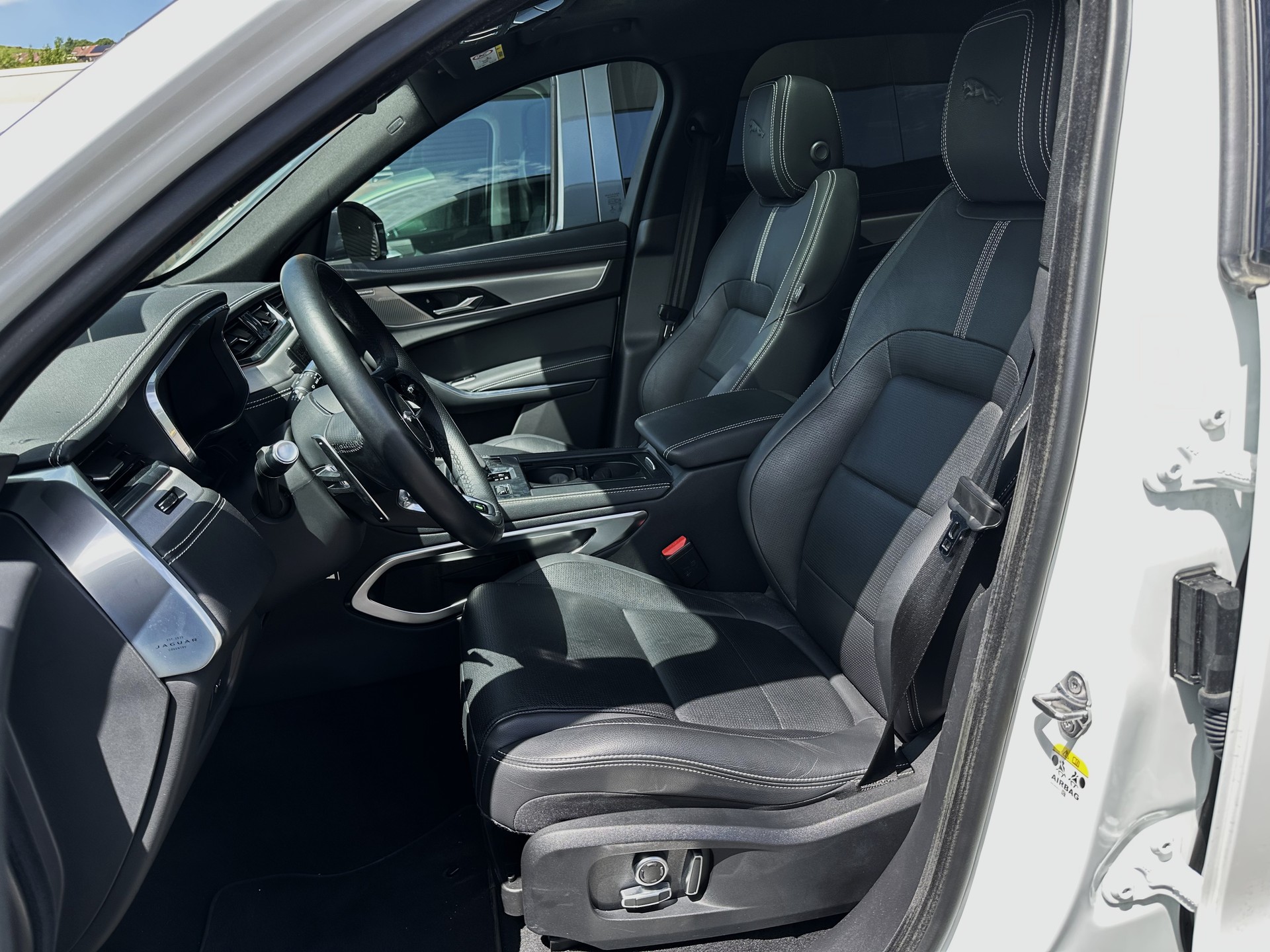 JAGUAR F-Pace 2.0 I4 250 R-Dynamic SE AWD / CH-Auslieferung-image-7