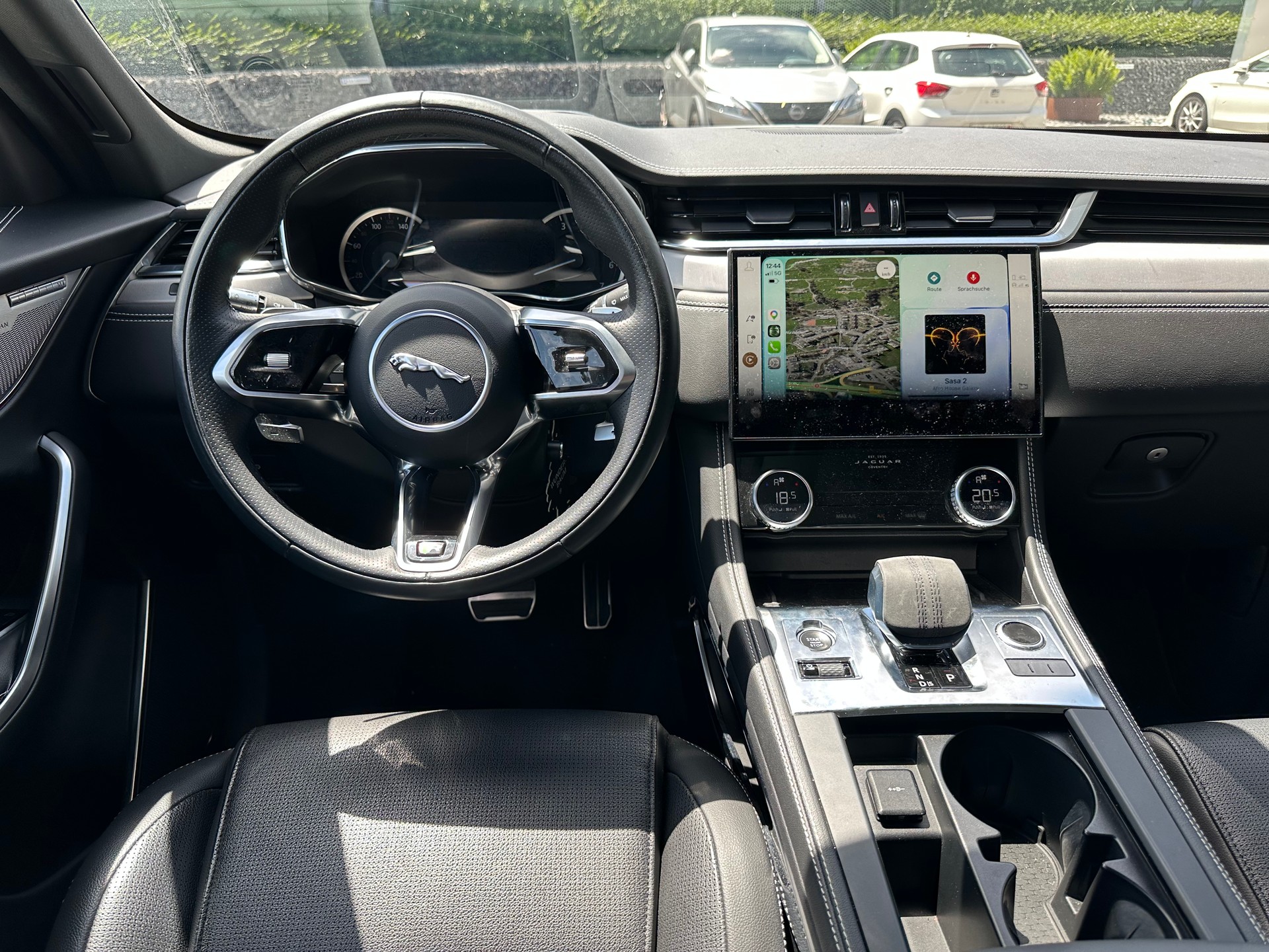 JAGUAR F-Pace 2.0 I4 250 R-Dynamic SE AWD / CH-Auslieferung-image-6
