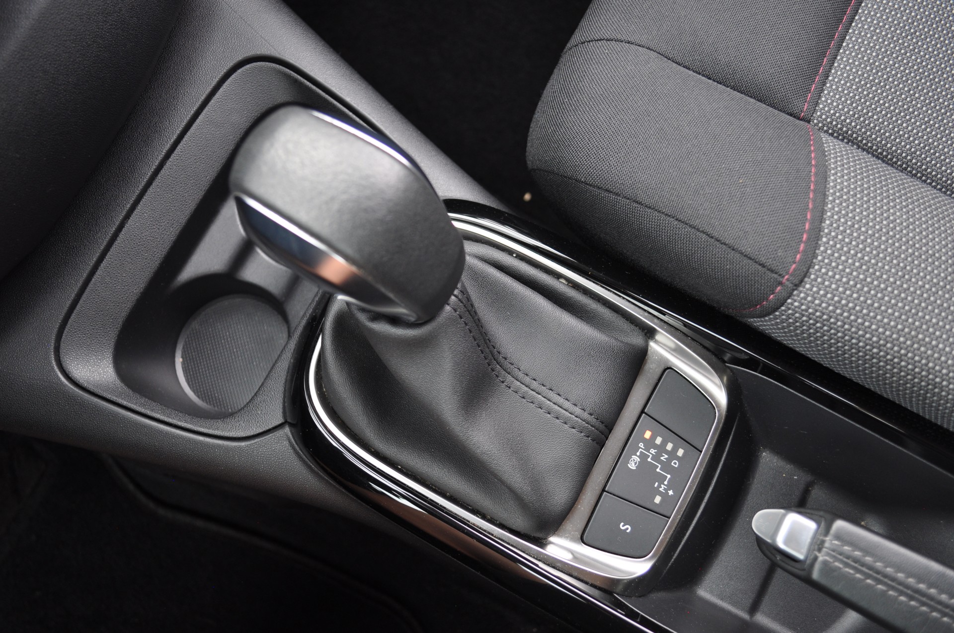 CITROEN C4 Cactus 1.2 Pure Tech Shine EAT6-image-12