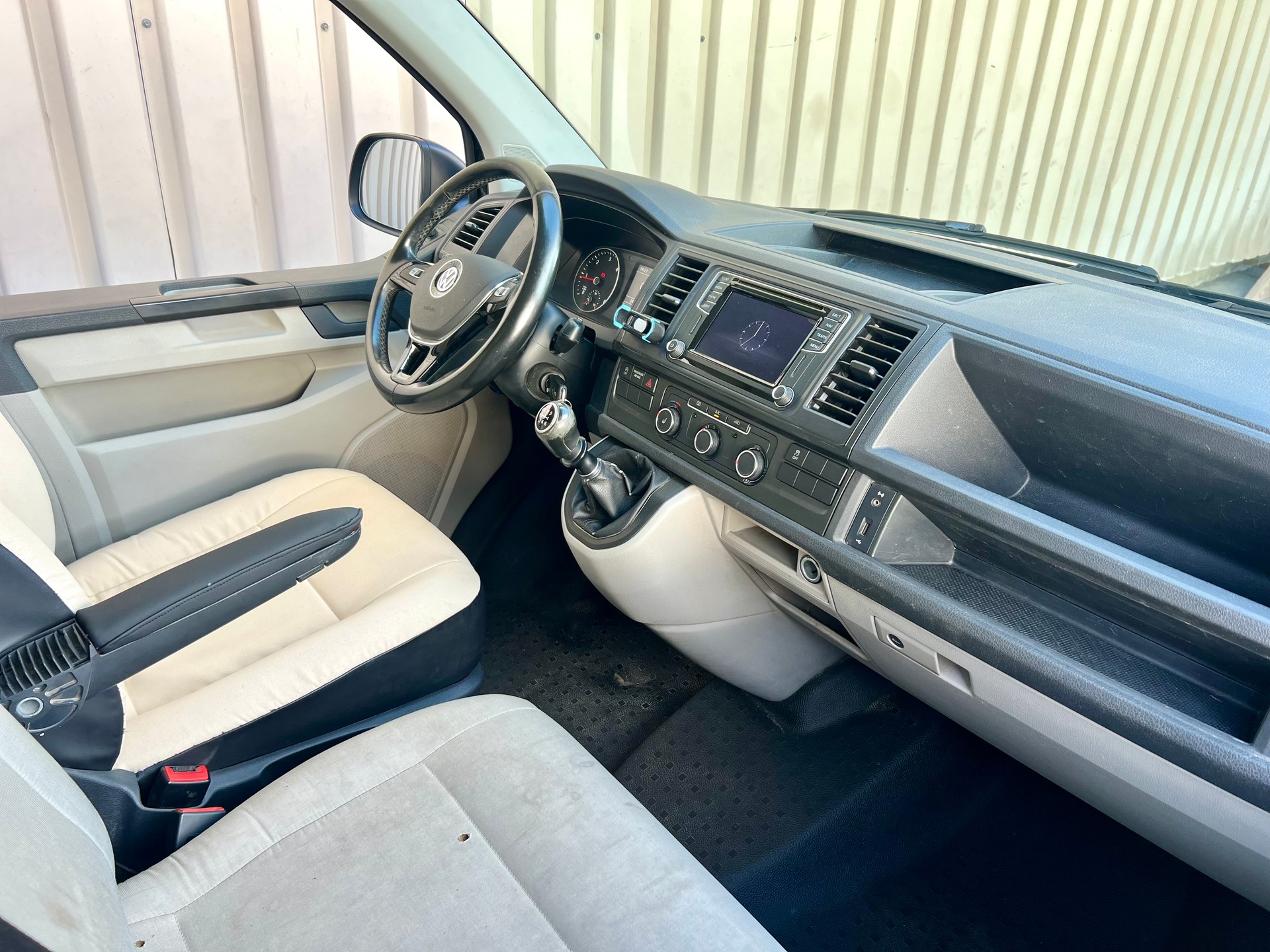 VW T6 2.0 TDI 4Motion black Edition by Nutzfahrzewugcenter Seetal-image-13