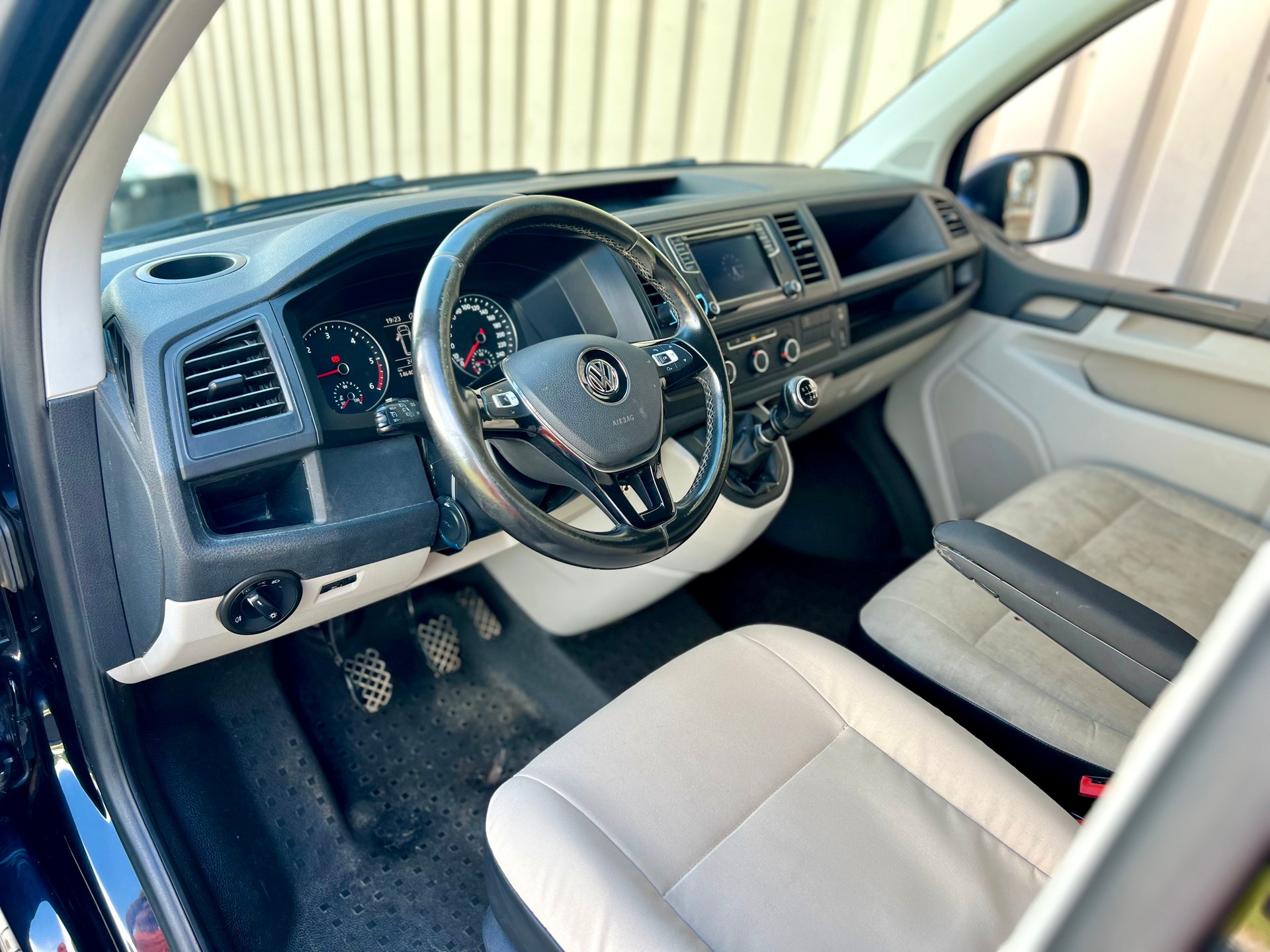 VW T6 2.0 TDI 4Motion black Edition by Nutzfahrzewugcenter Seetal-image-12