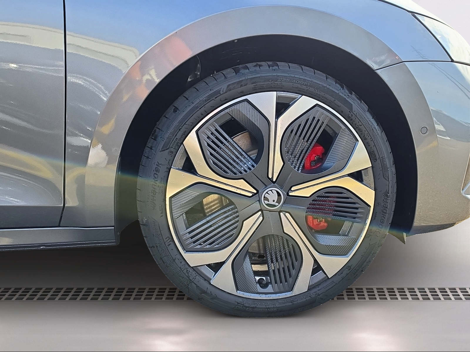 SKODA Octavia Combi 2.0 TSI DSG RS 30 Years Edition-image-7