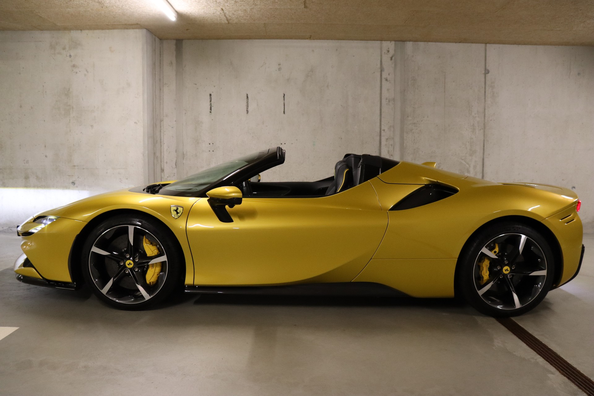 FERRARI SF90 Spider-image-1