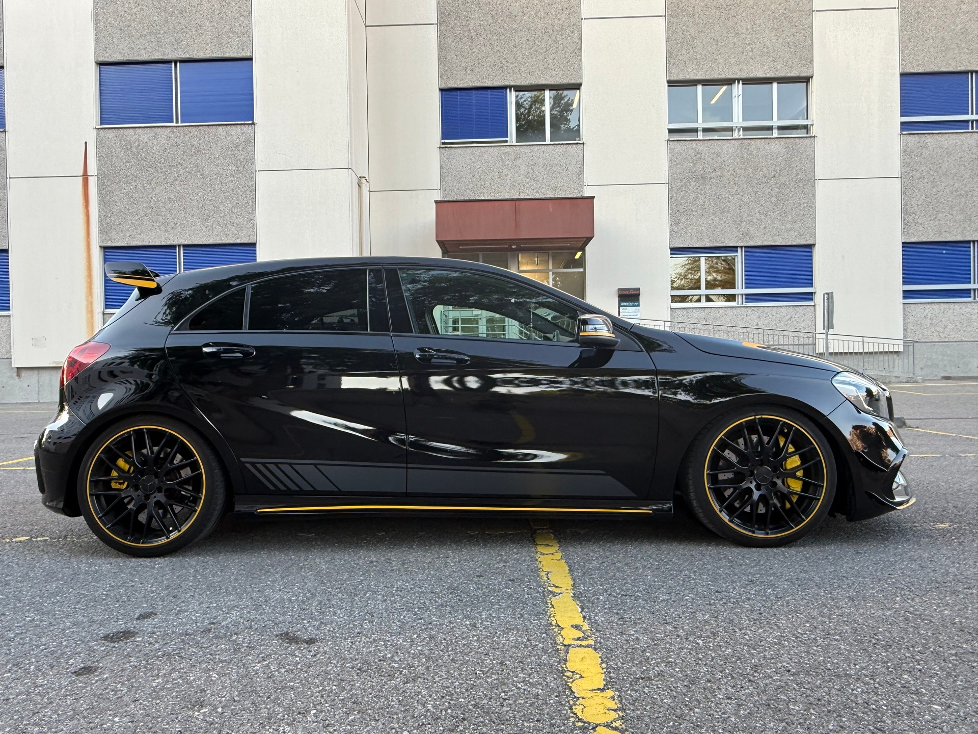 MERCEDES-BENZ A 45 AMG Yellow Night Edition 4Matic 7G-DCT-image-3