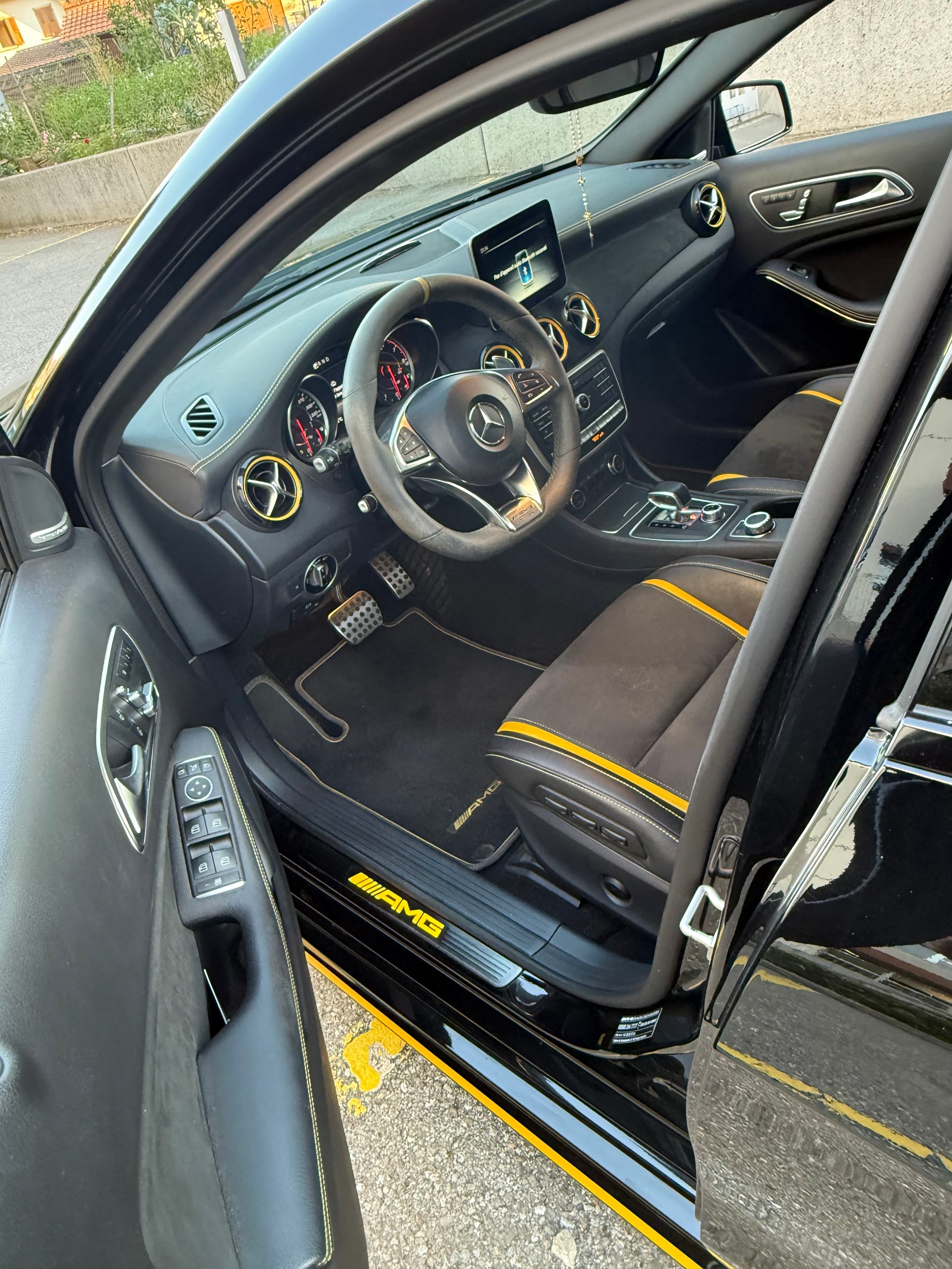 MERCEDES-BENZ A 45 AMG Yellow Night Edition 4Matic 7G-DCT-image-2