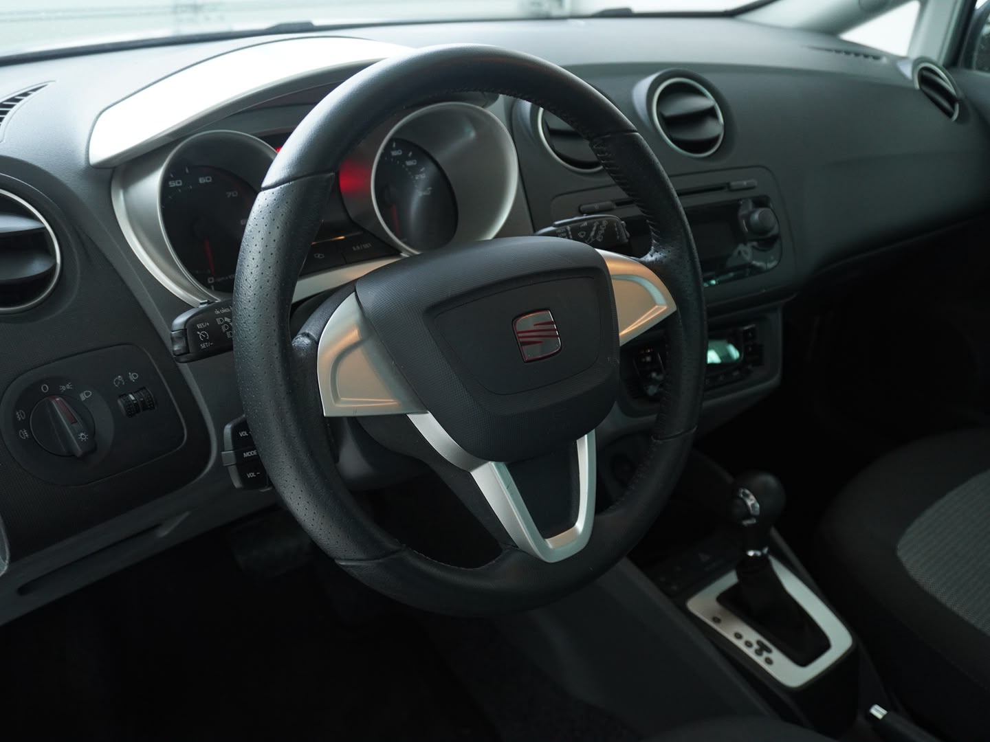 SEAT Ibiza 1.6 Style DSG-showroom-element-2