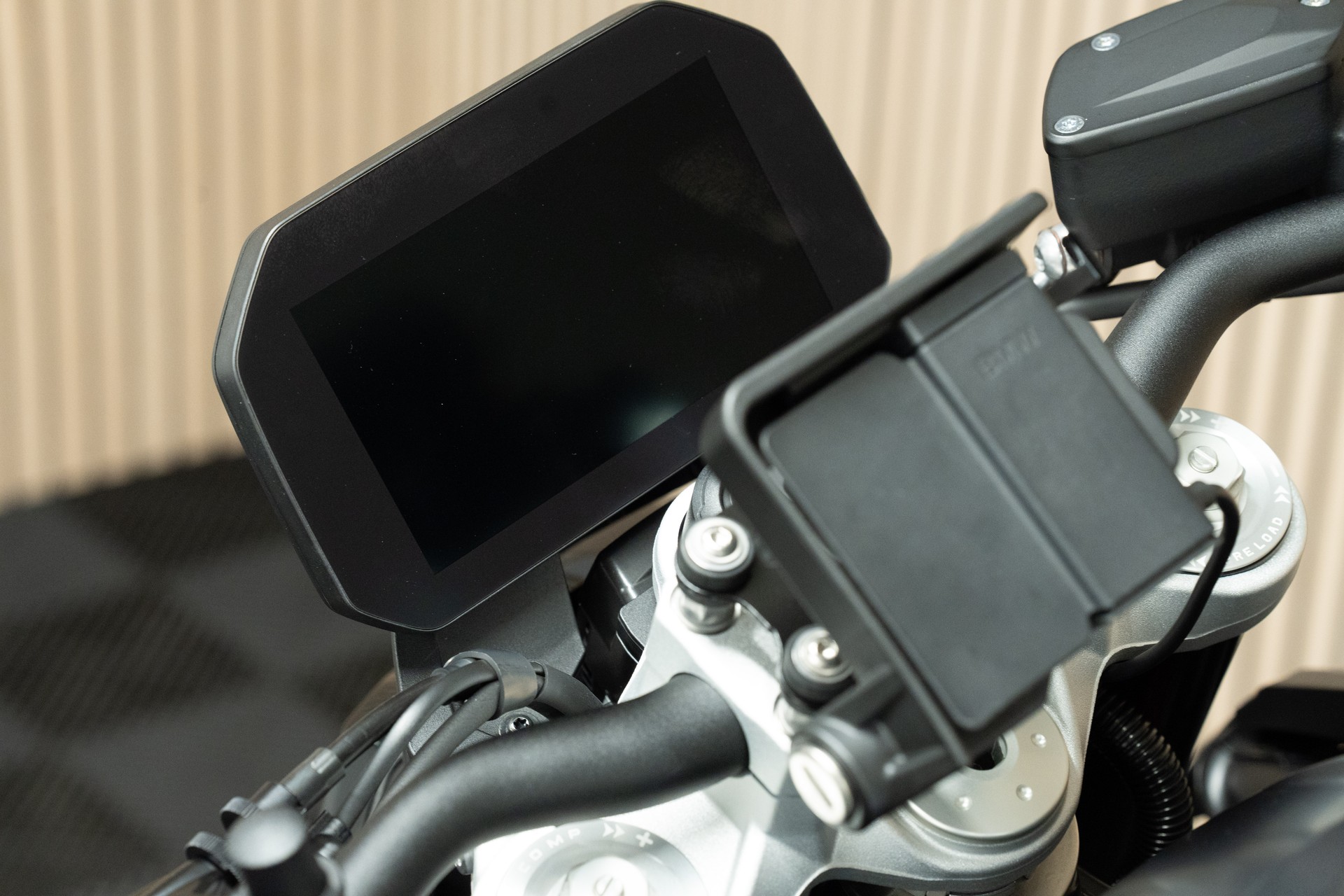 BMW F 900 R mit Remus Endschalldämpfer-image-3