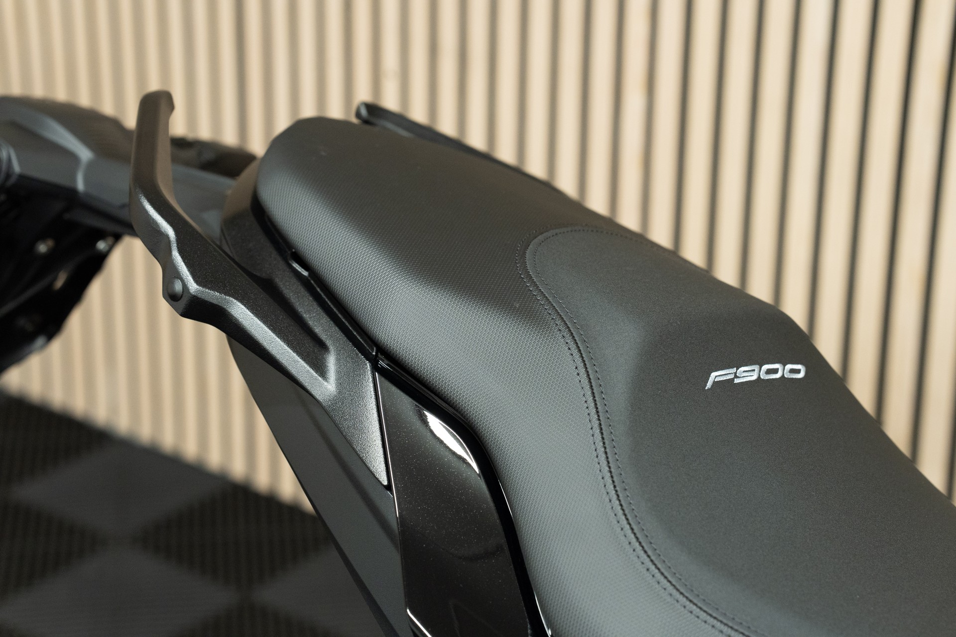BMW F 900 R mit Remus Endschalldämpfer-image-6