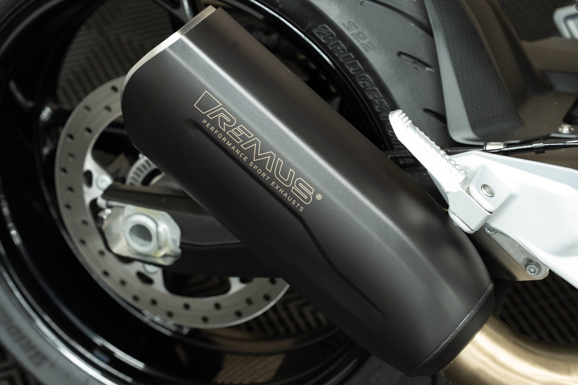 BMW F 900 R mit Remus Endschalldämpfer-image-5