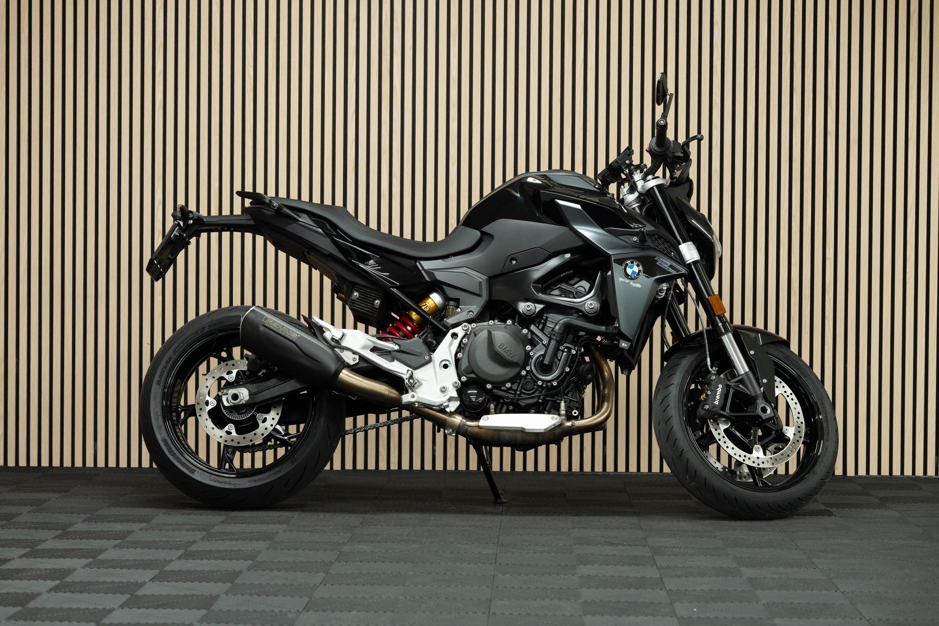 BMW F 900 R mit Remus Endschalldämpfer