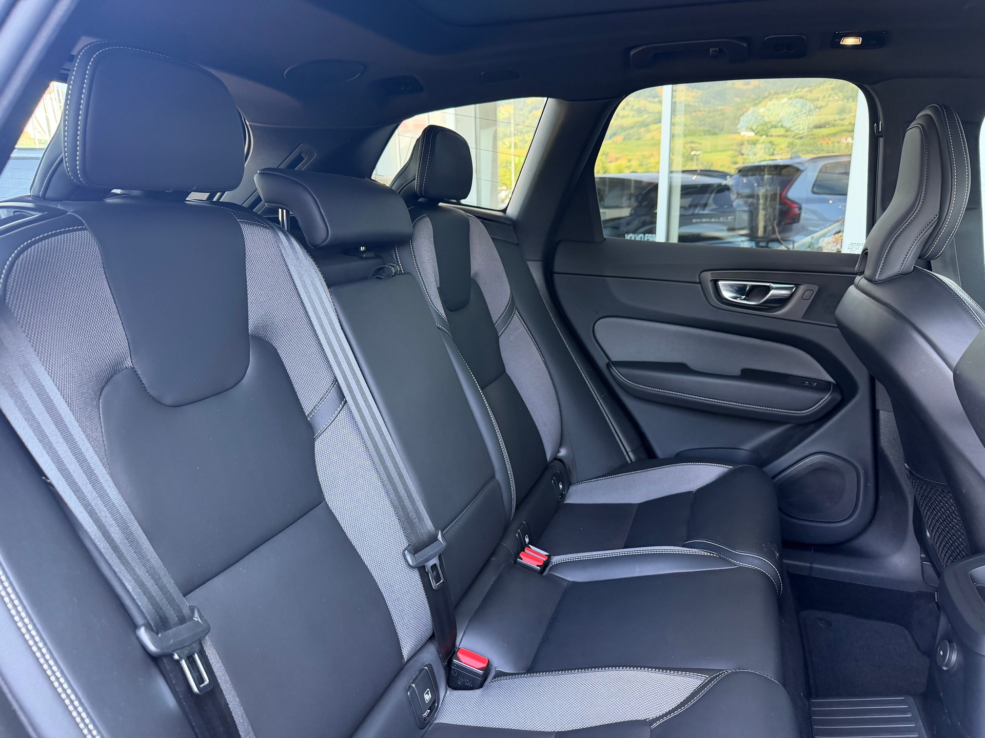 VOLVO XC60 T6 eAWD R-Design Geartronic-image-4
