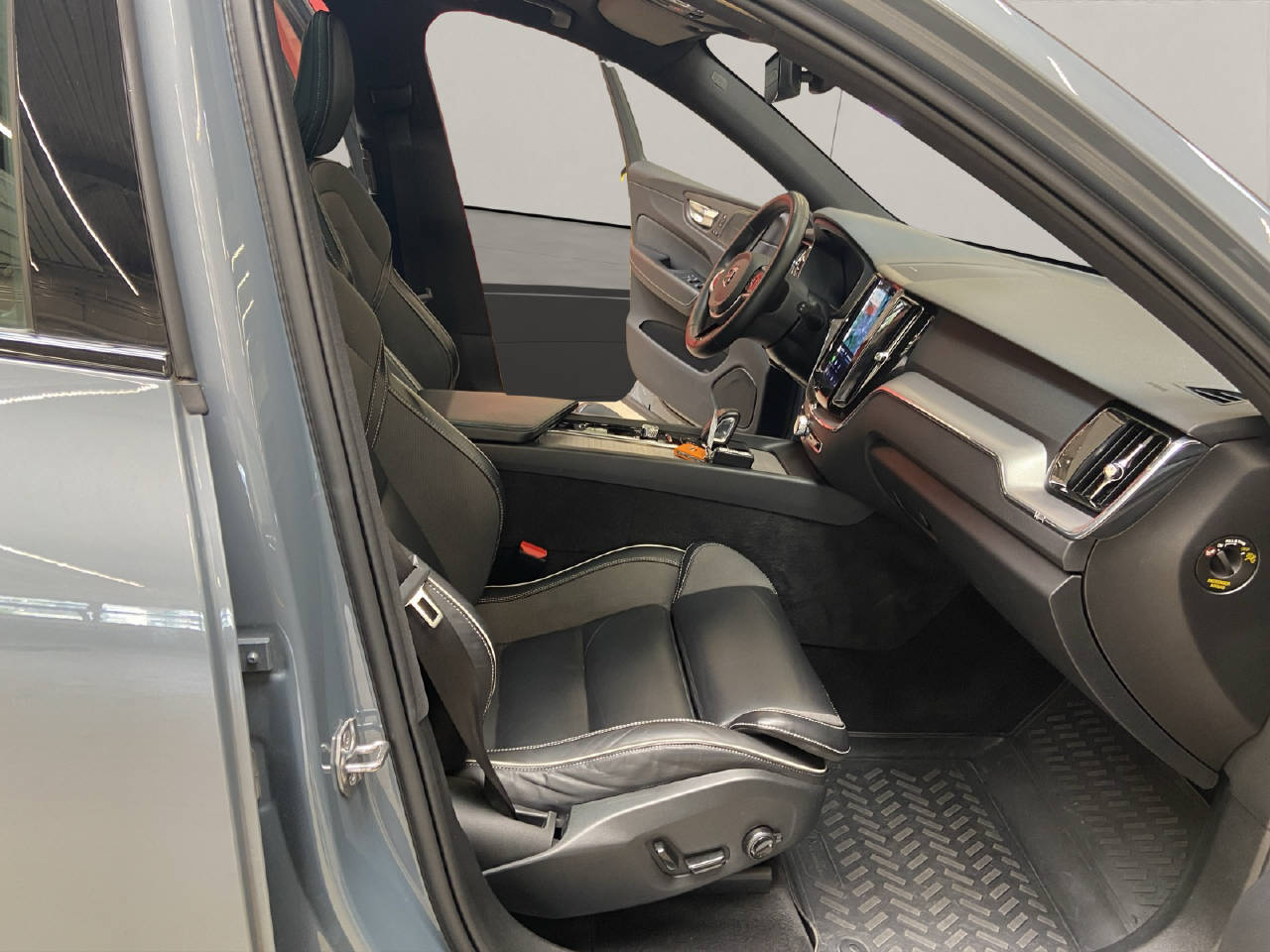 VOLVO XC60 2.0 T6 TE R-Design eAWD-image-12