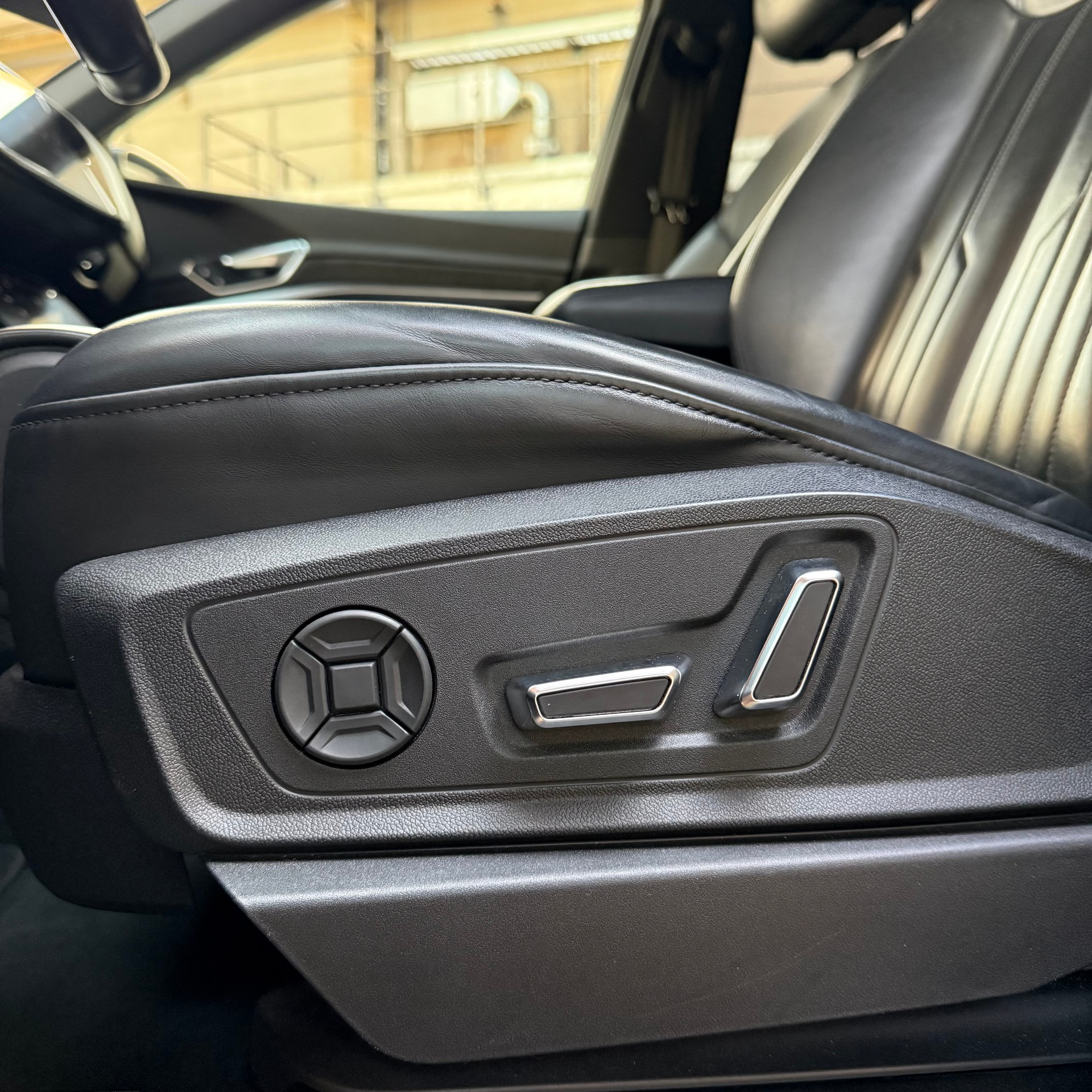 AUDI e-tron 50 S Line quattro Swiss-image-11