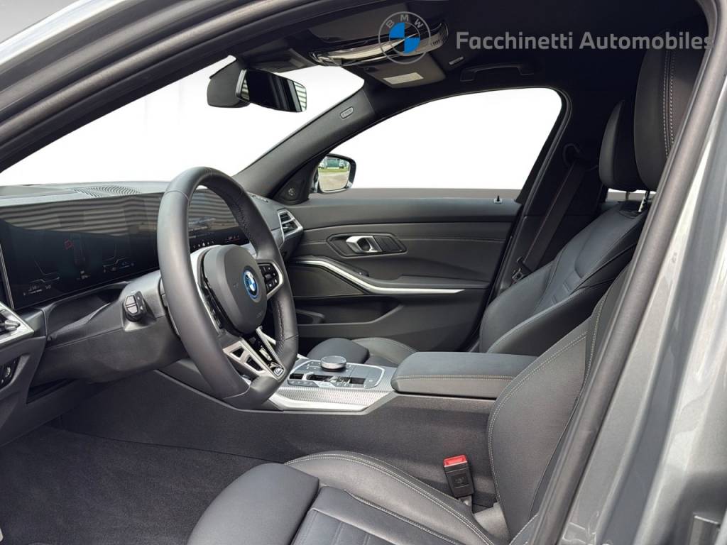 BMW 330e x DriveTouring Steptronic M Sport Pro-image-10