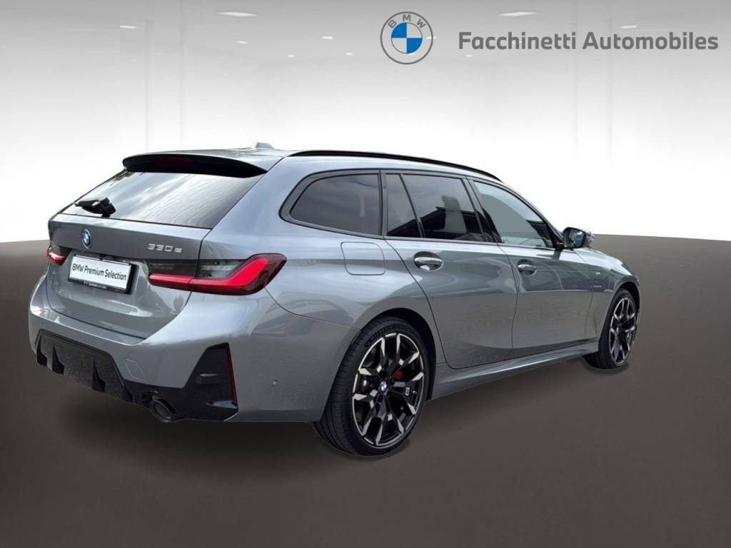 BMW 330e x DriveTouring Steptronic M Sport Pro-image-5