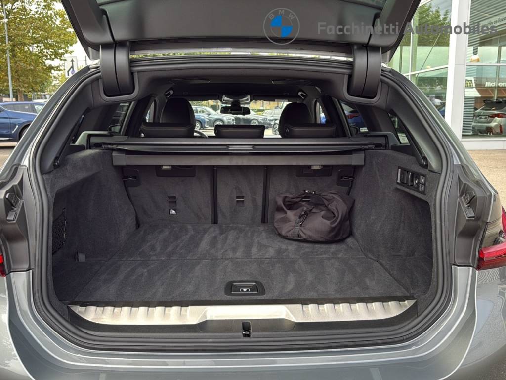 BMW 330e x DriveTouring Steptronic M Sport Pro-image-13
