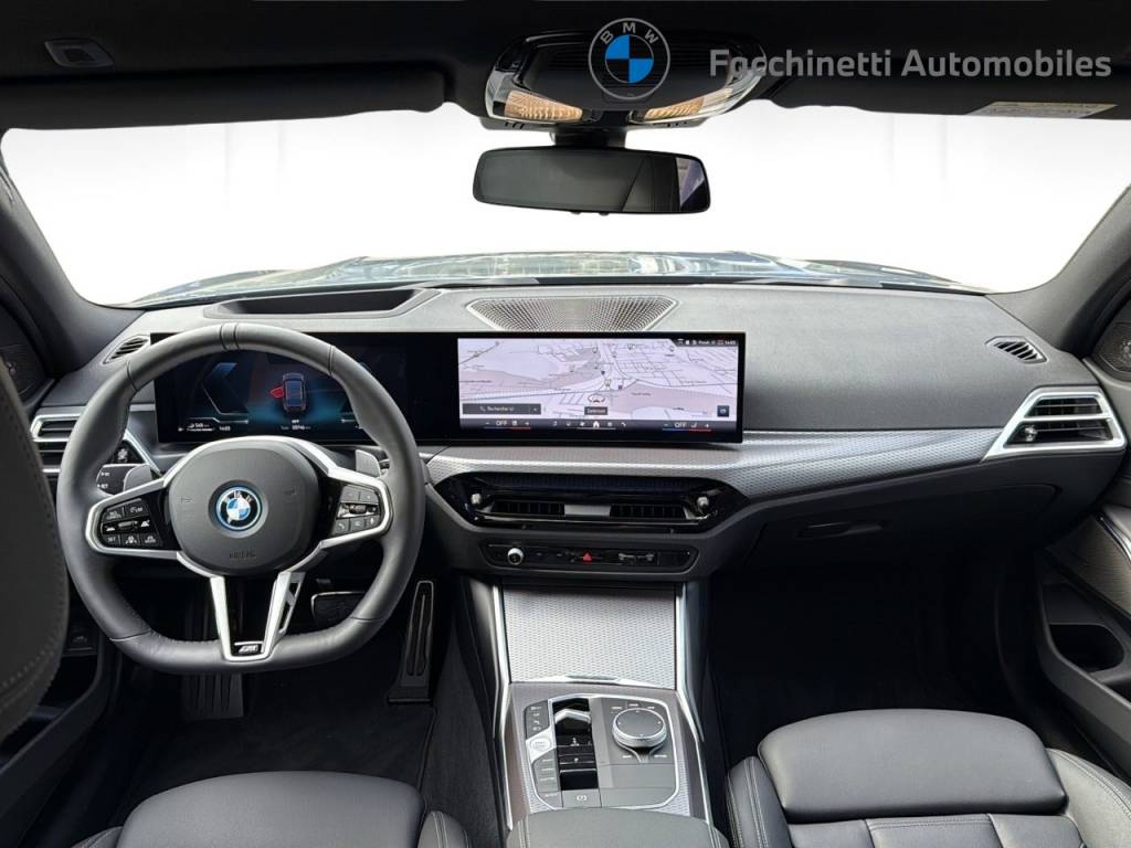 BMW 330e x DriveTouring Steptronic M Sport Pro-image-15