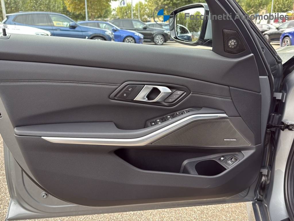 BMW 330e x DriveTouring Steptronic M Sport Pro-image-11
