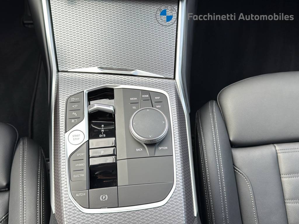 BMW 330e x DriveTouring Steptronic M Sport Pro-image-16