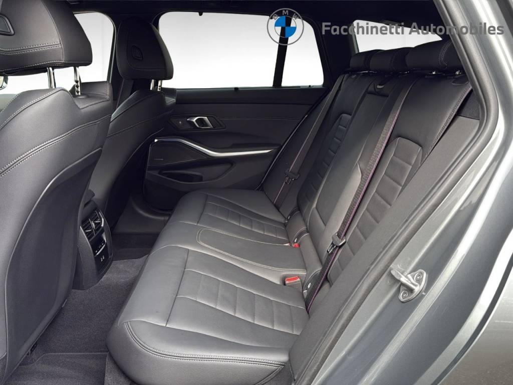 BMW 330e x DriveTouring Steptronic M Sport Pro-image-12