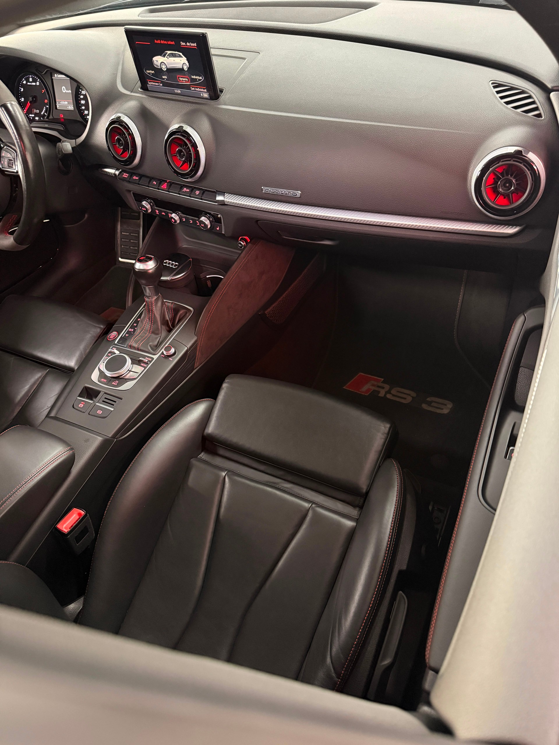 AUDI RS3 2.5 TSI quattro S-tronic-image-16
