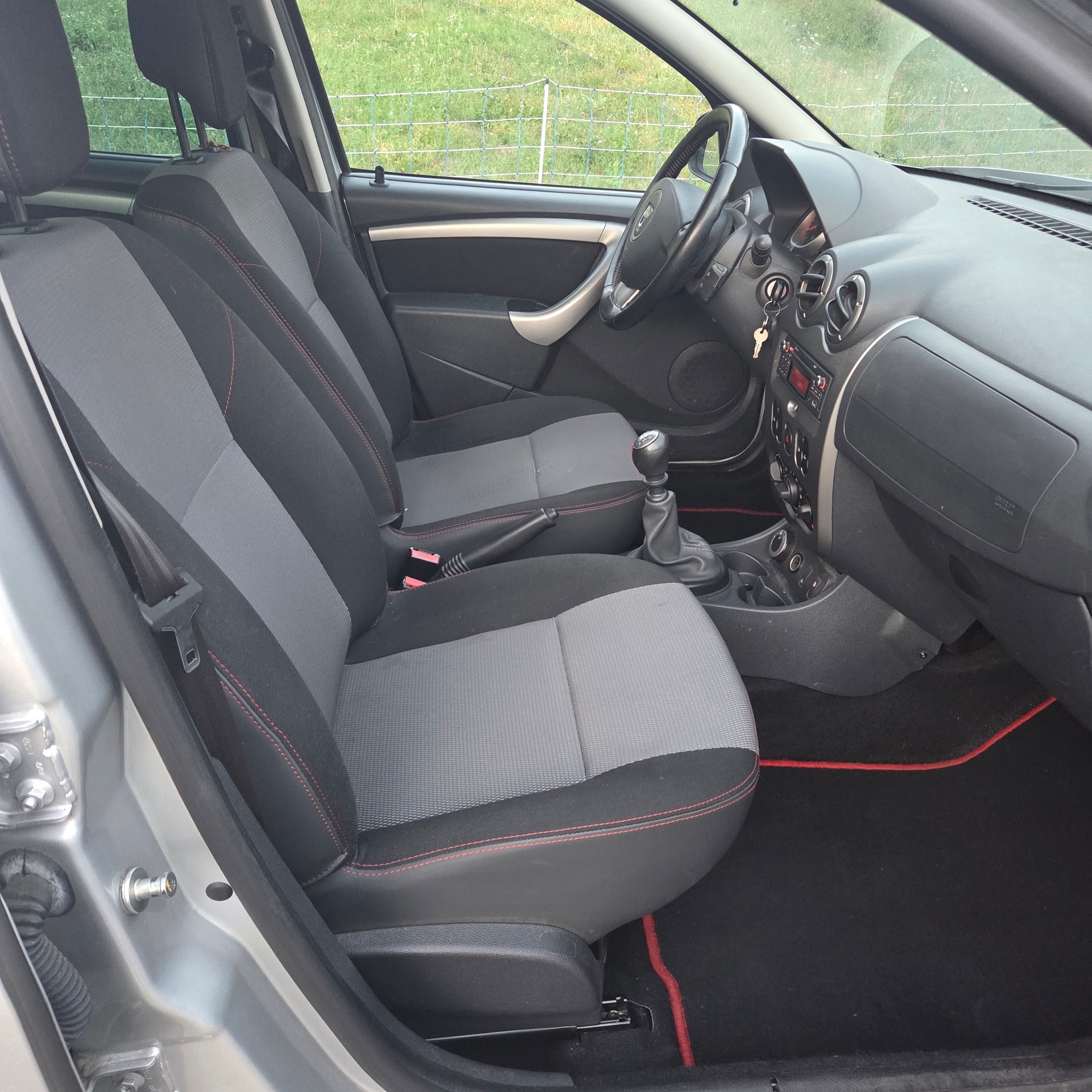 DACIA Duster 1.5 dCi Lauréate 4x4-image-11
