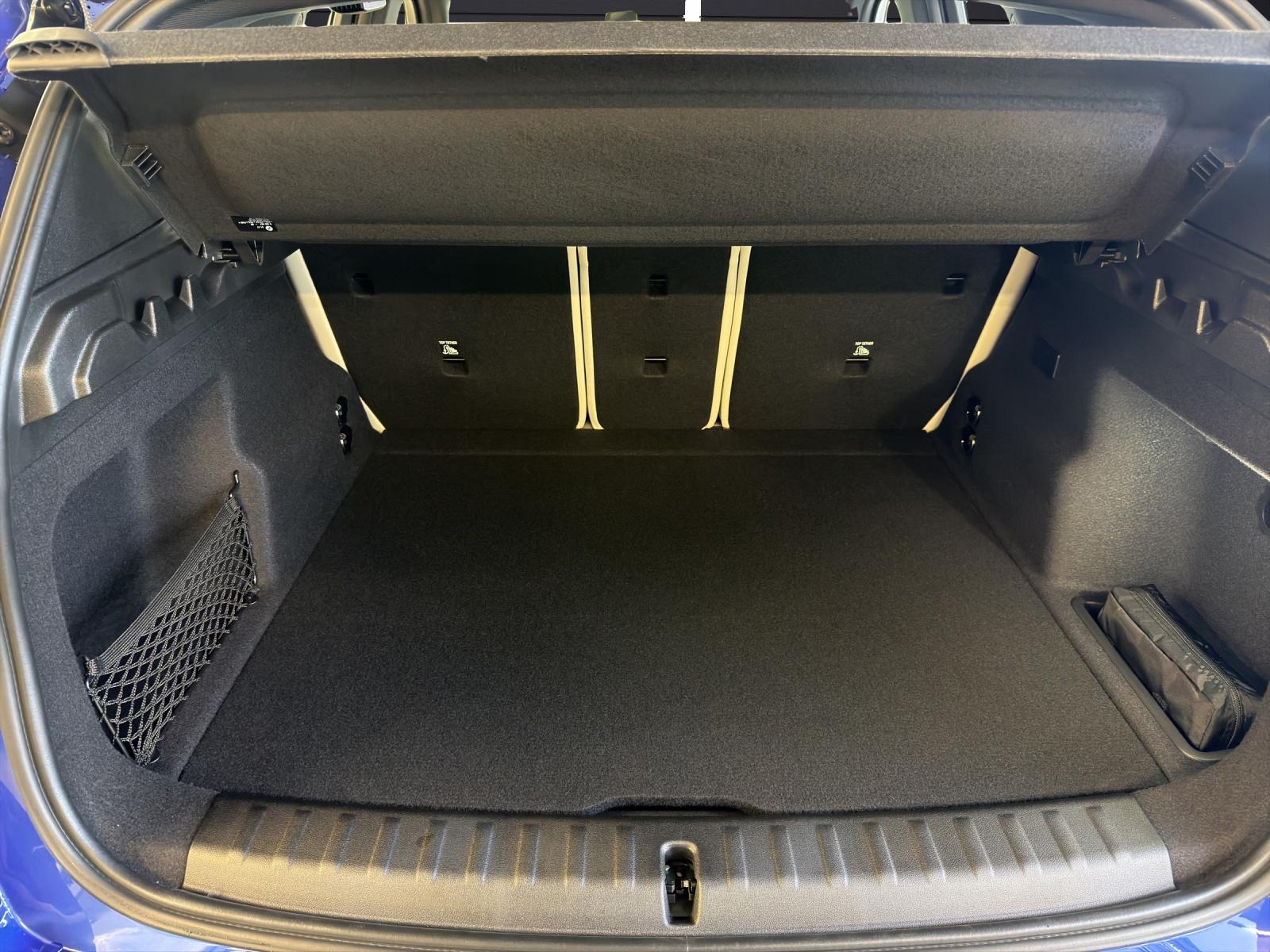 BMW iX1 30 xDrive-image-12