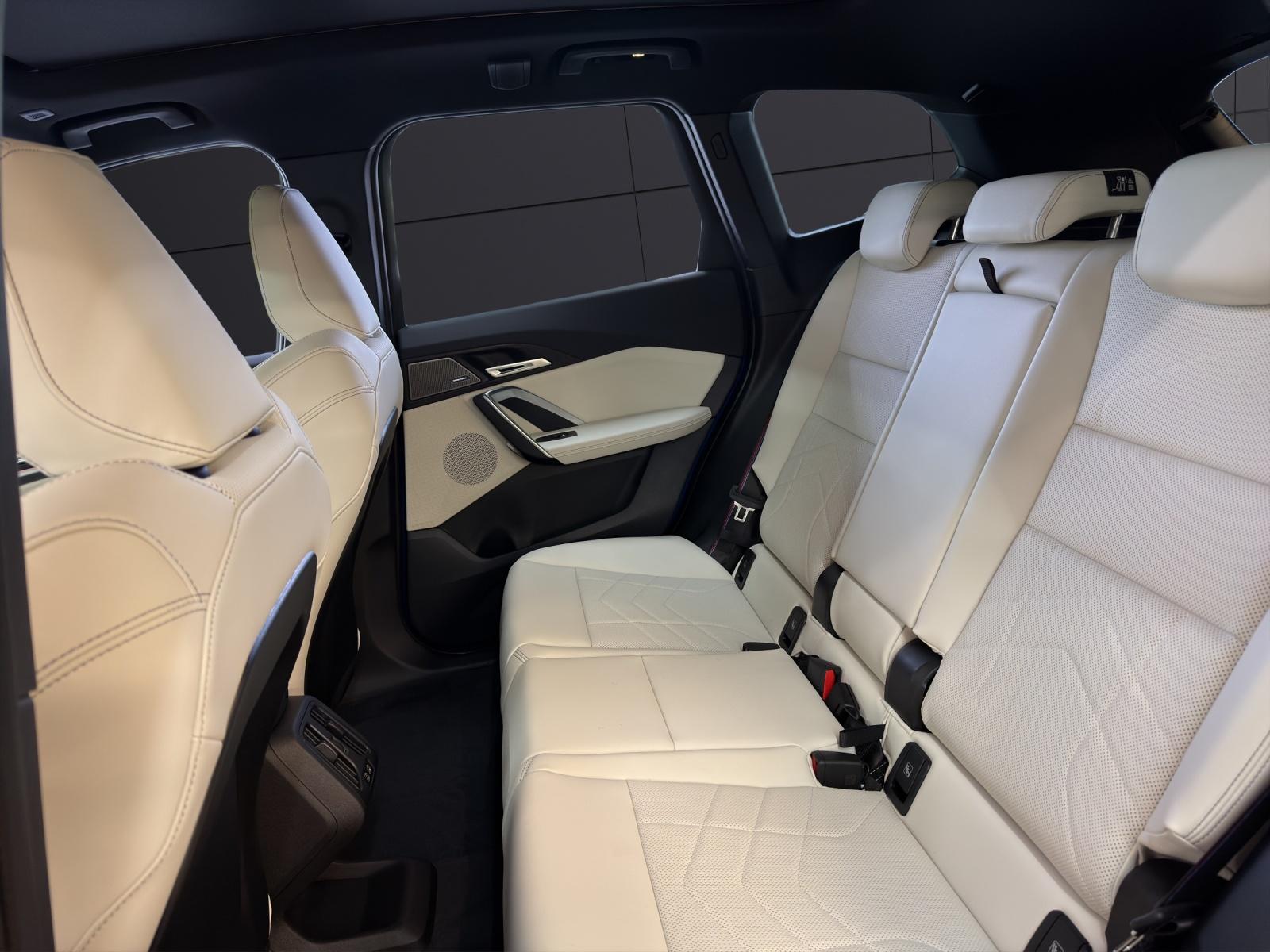 BMW iX1 30 xDrive-image-11