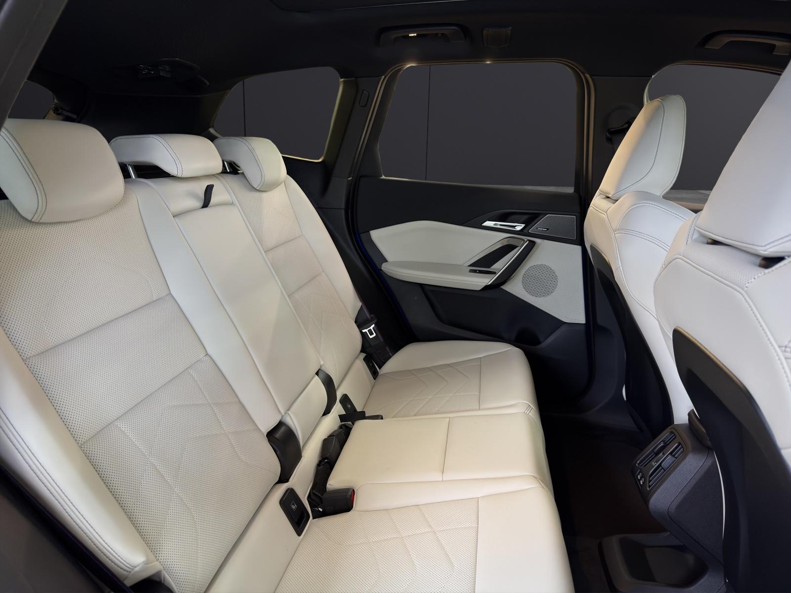 BMW iX1 30 xDrive-image-13
