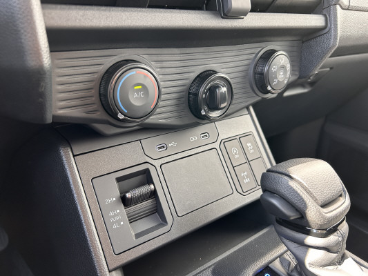 TOYOTA Hilux 2.8d MH Act. DC4x4-image-11